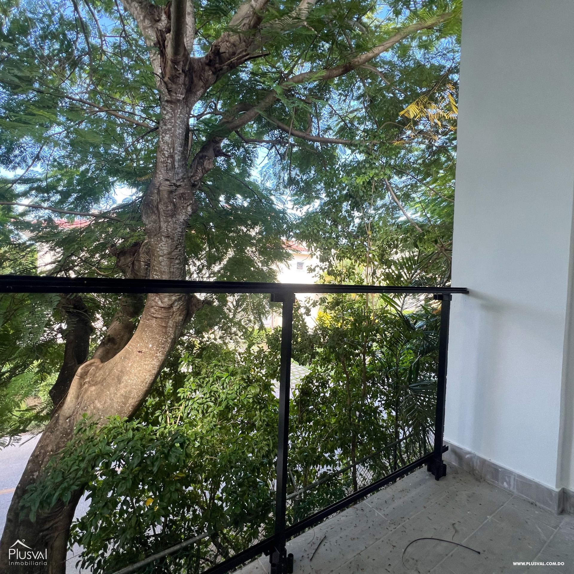 Apartamento de 3 habitaciones con balcón, parqueo y acceso a playa 400498
