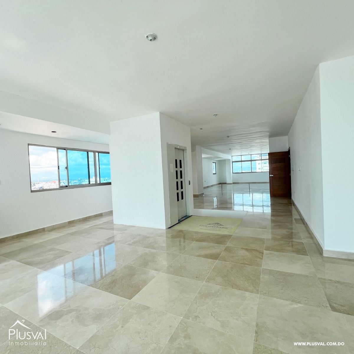 Impresionante PentHouse de tres niveles a pasos del parque Mirador Sur, con ascensor interno. 435398