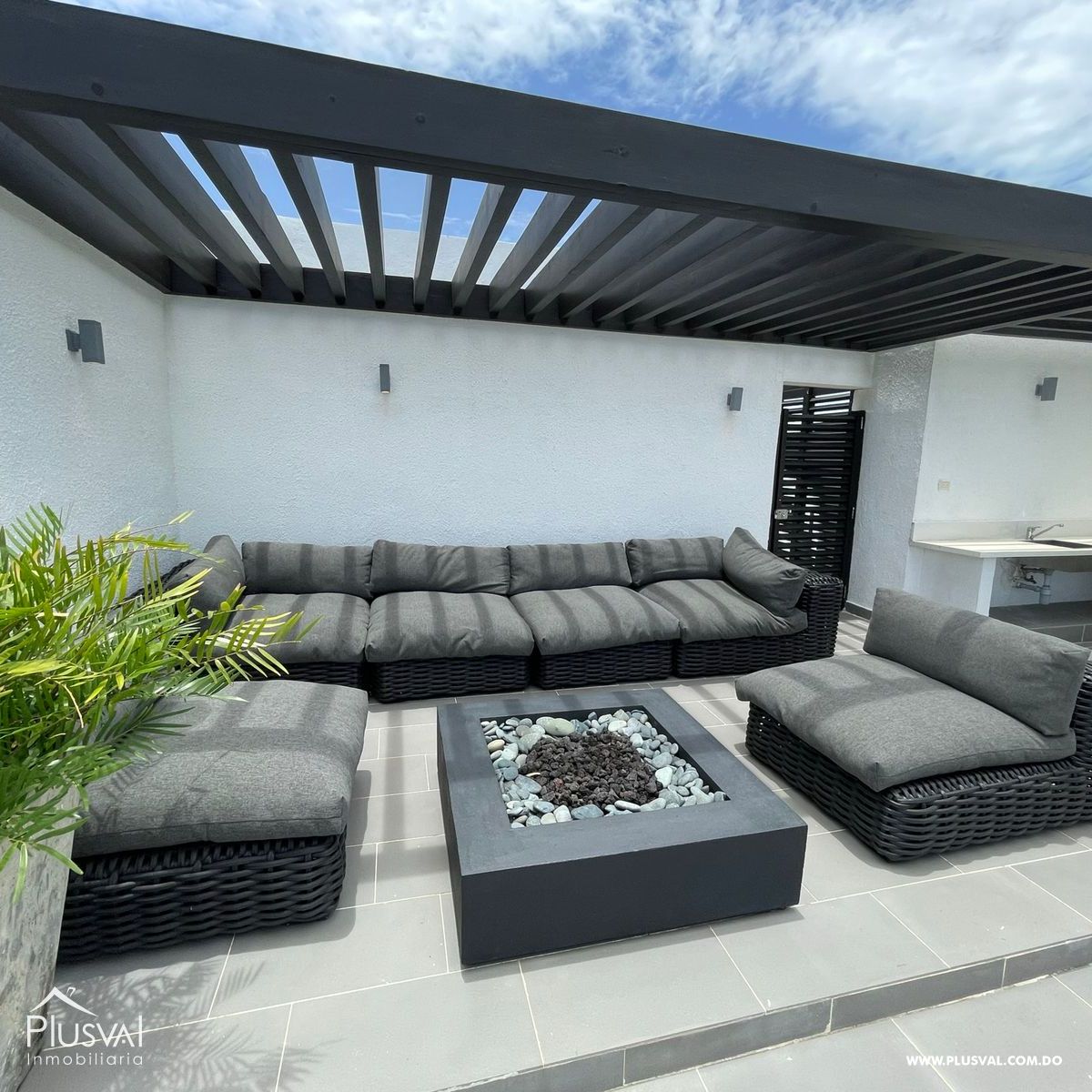 Exclusivo Penthouse de 2 niveles en Proyecto Cerrado Frente al Mar. 230396