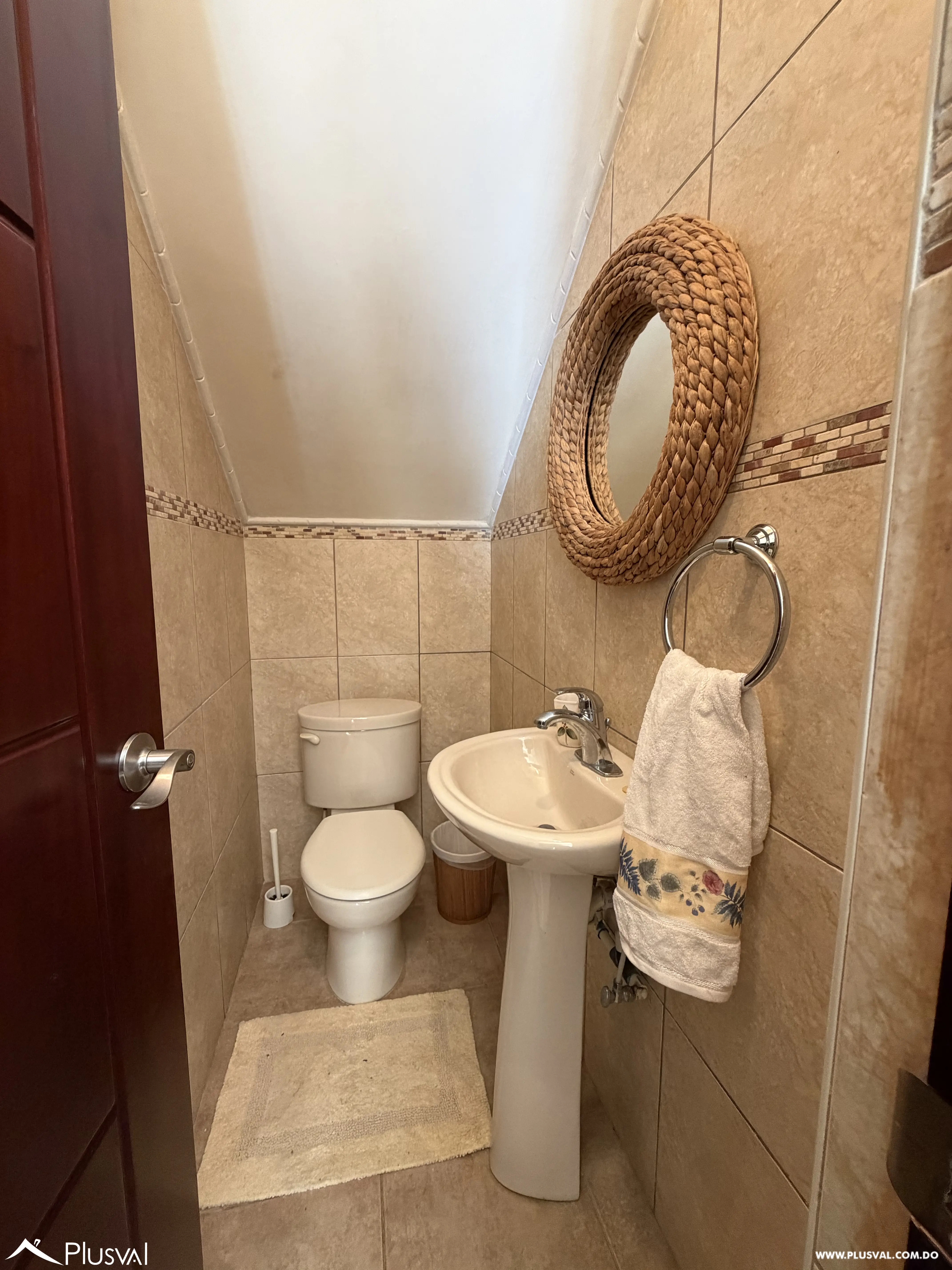 Casa de 3 Niveles con Piscina y Área Social en Juan Dolio 513217