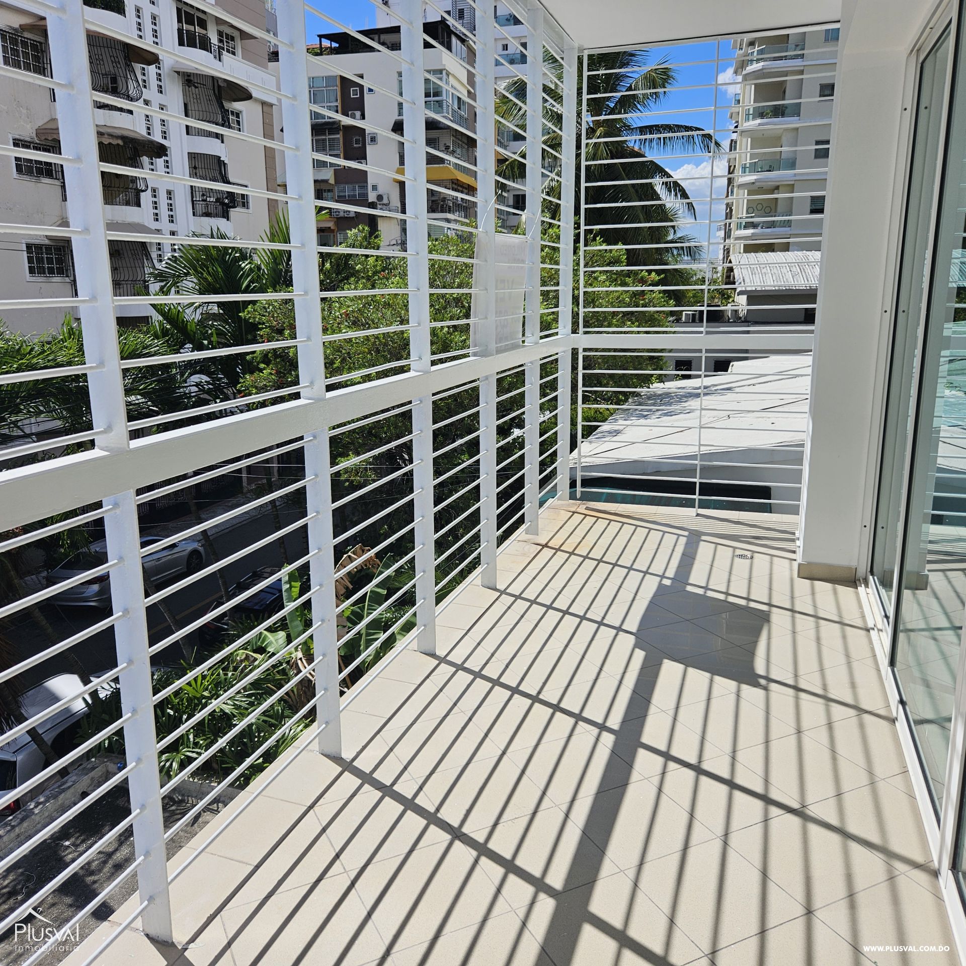 Amplio apartamento con balcón frontal en Urb. Real 478246