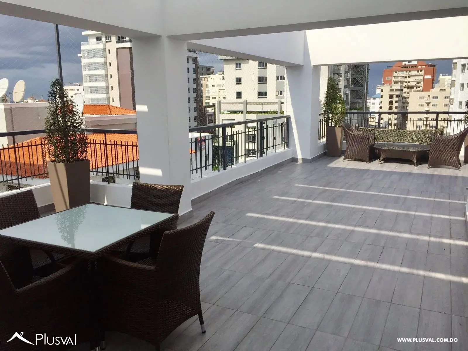 Apartamento en torre de 75 m² con 1 habitación, 2 baños y línea blanca. 512881