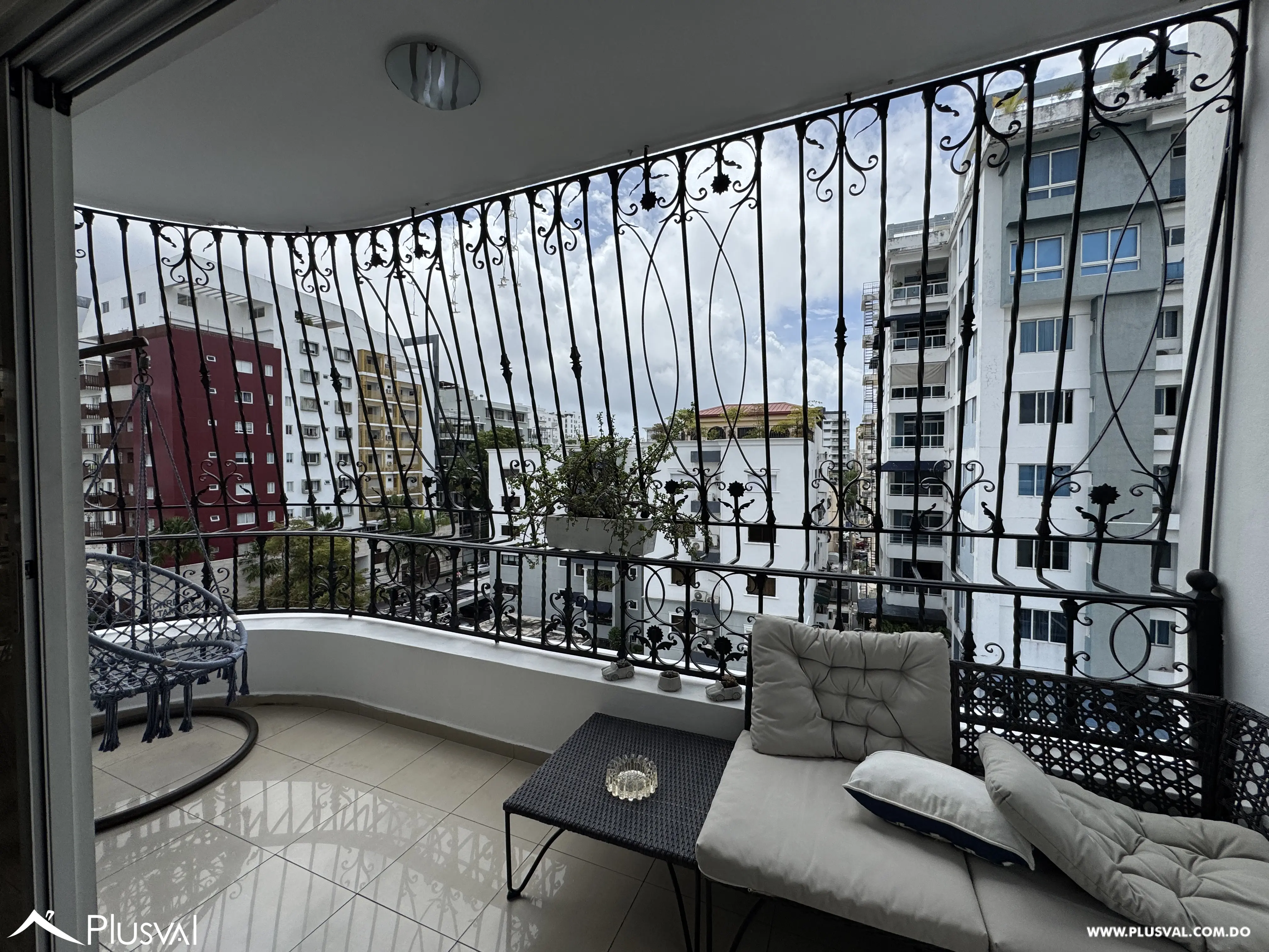 Apartamento en venta en Evaristo Morales | 3 habitaciones con baño, 2 parqueos, piso alto 498293