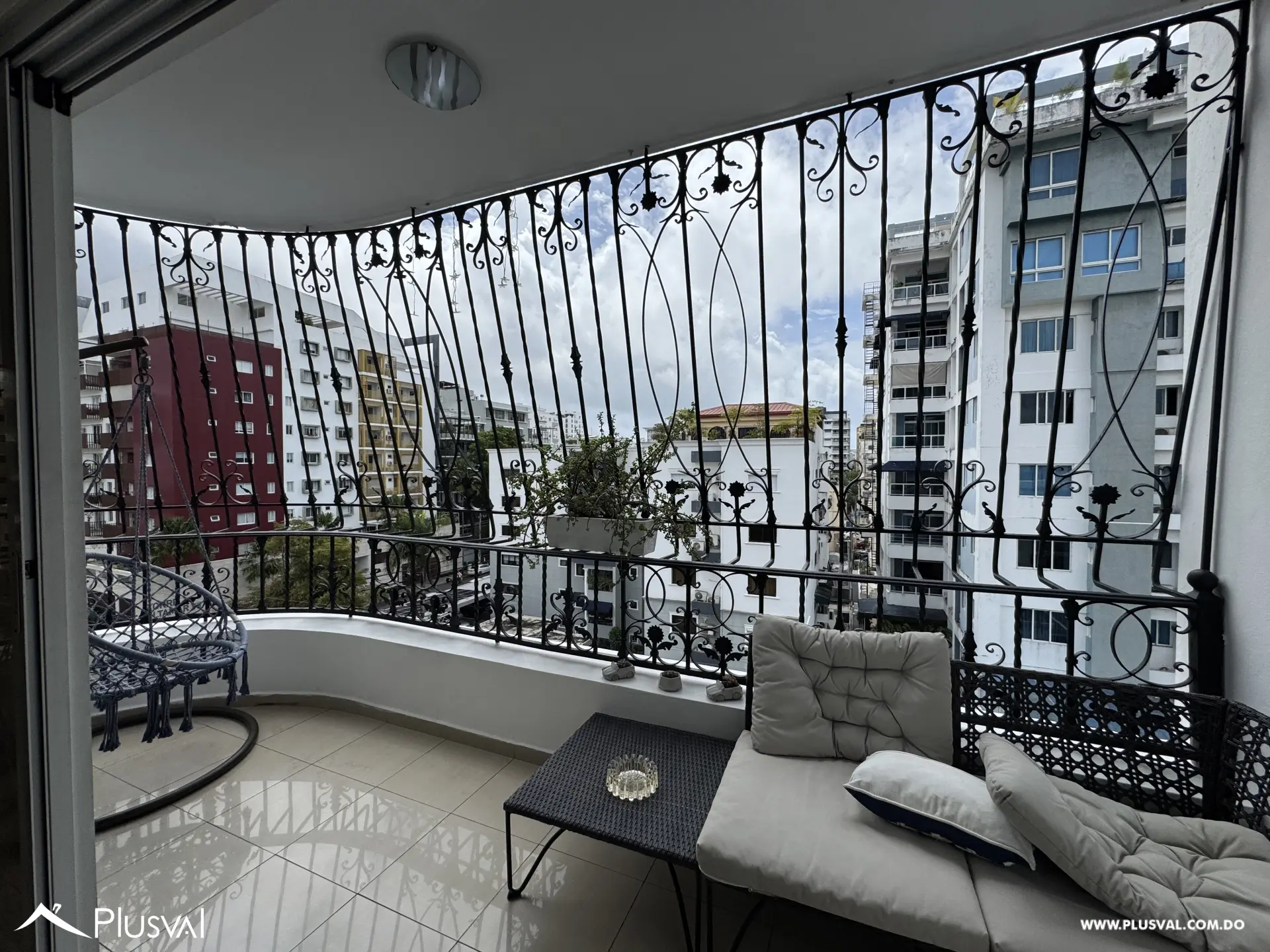 Apartamento en venta en Evaristo Morales | 3 habitaciones con baño, 2 parqueos, piso alto 498293