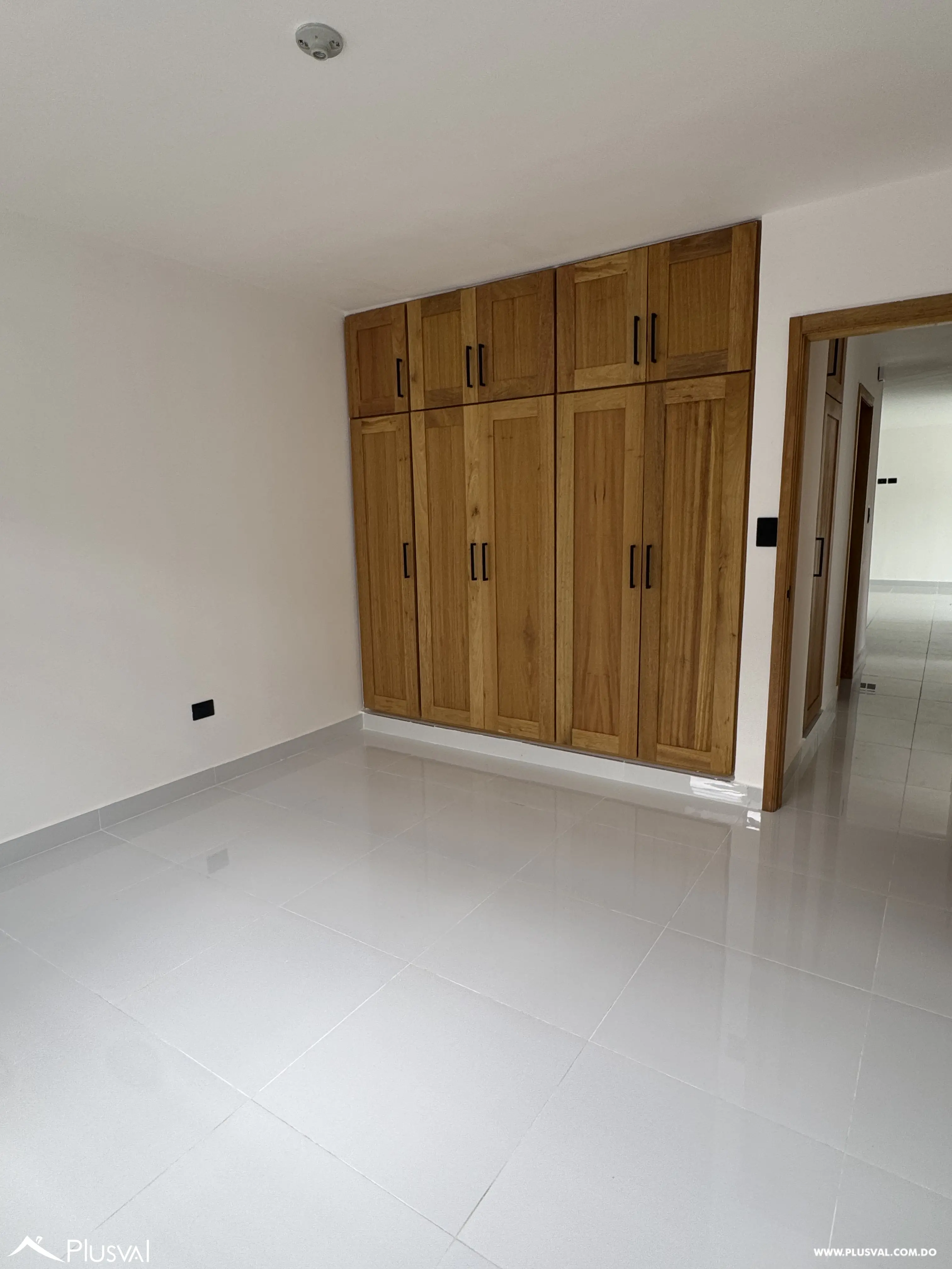 Alquila amplio apartamento en primer nivel con excelente distribución en  zona de mayor  proyección en Santiago. 478806