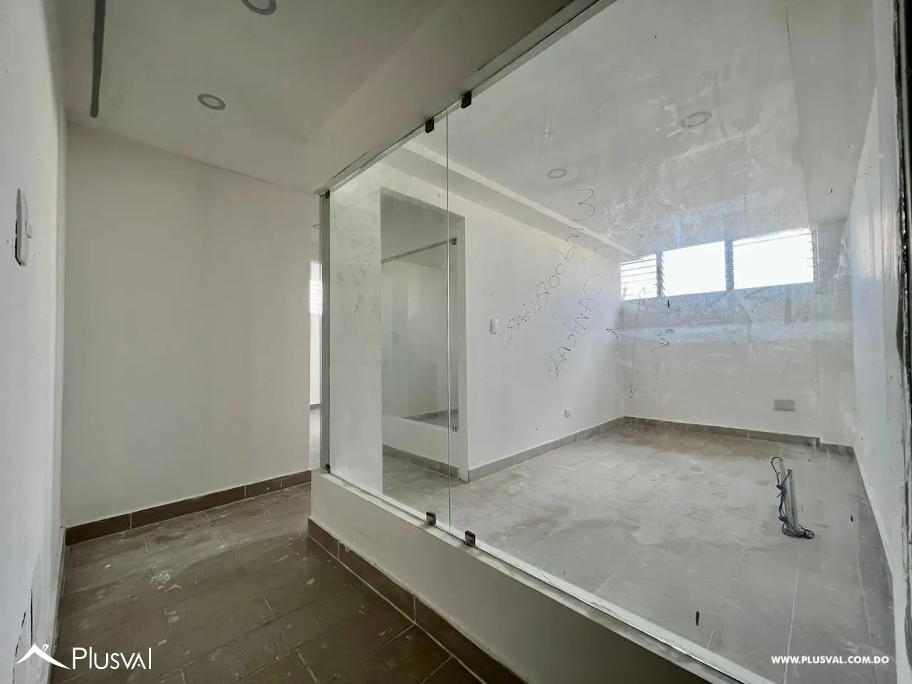 Local en venta en Miraflores con 3 oficinas y recepción 455007