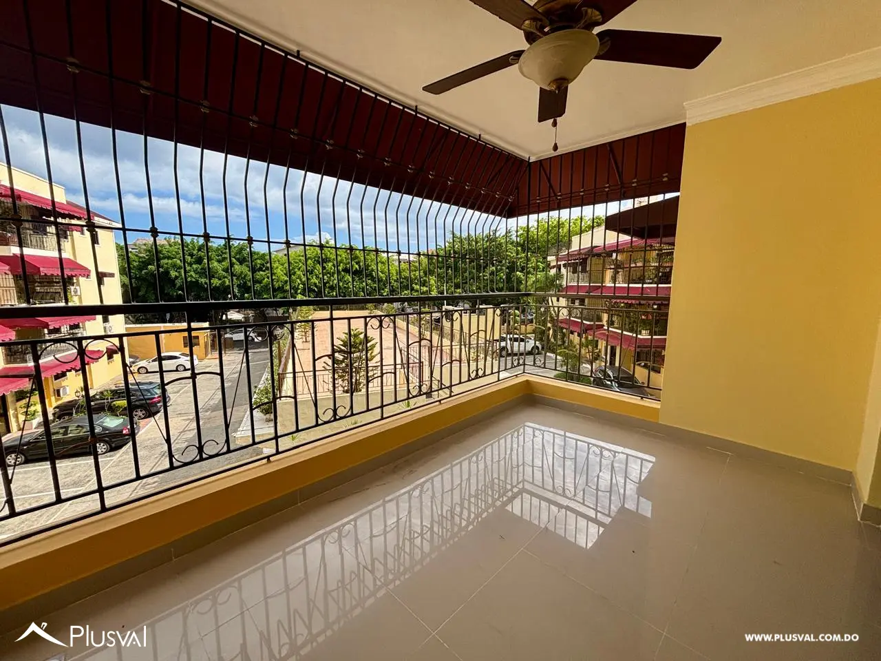 Amplio apartamento en alquiler, ubicado en Las Praderas. 526845