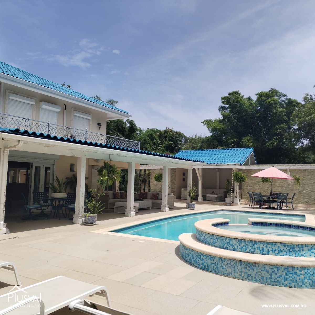 Villa en Guavaberry de dos niveles con vista hacia la piscina y campo de golf. 367977