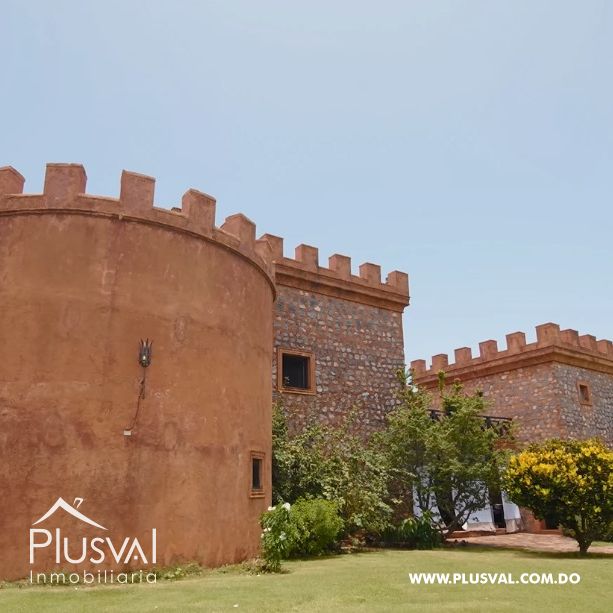 Encantador Castillo de Estilo Medieval con Vista al Mar 420956