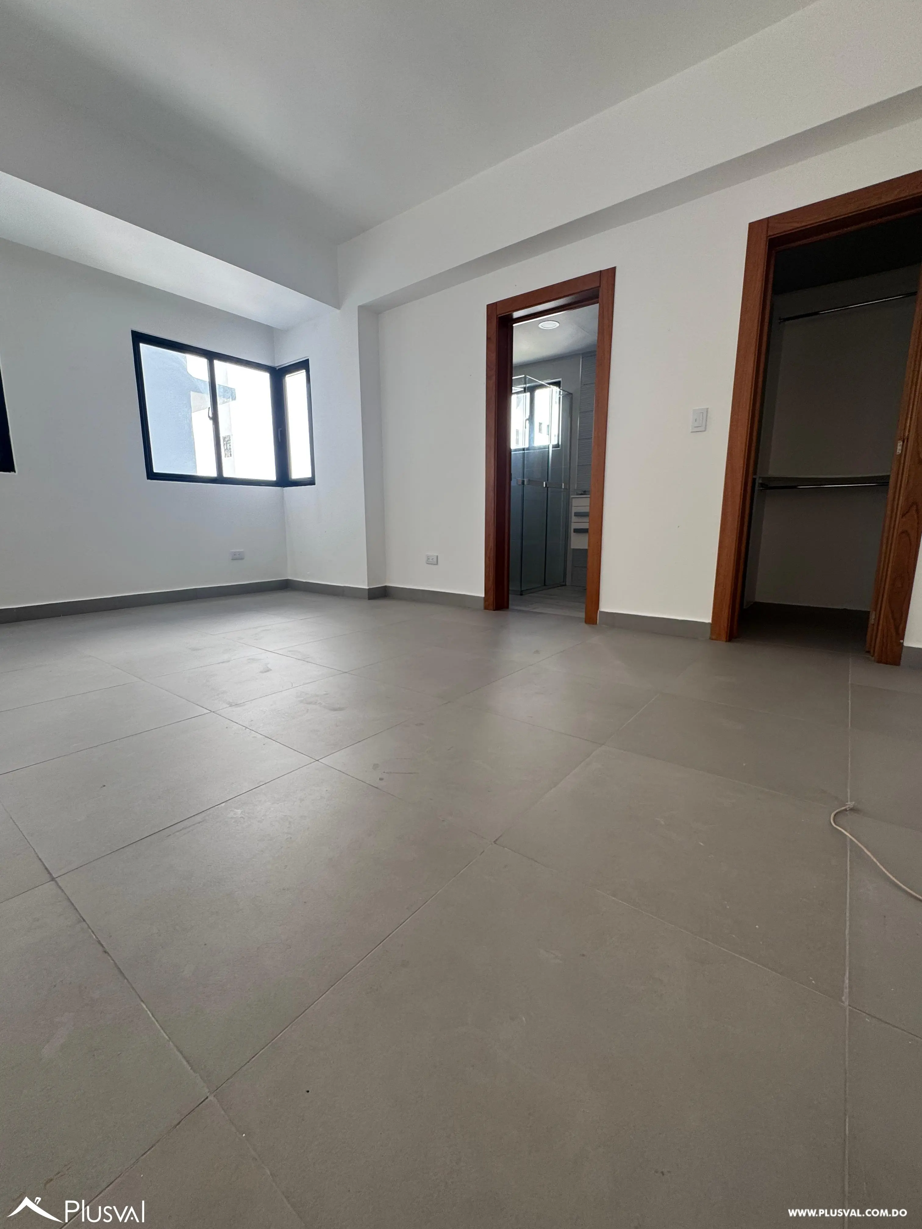 Alquiler de comodo apartamento en torre moderna de Evaristo Morales 458272