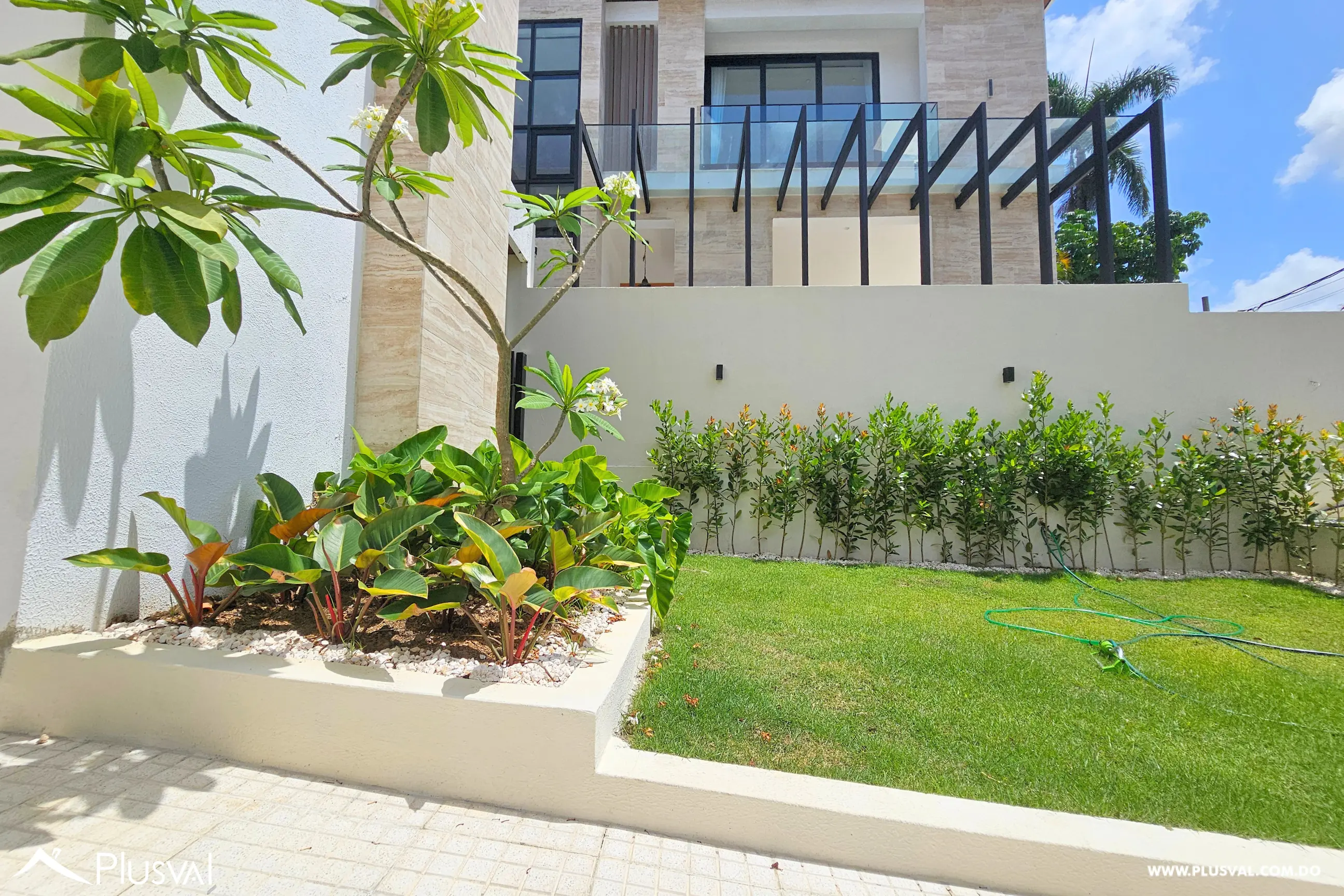 Casa en Residencial Cerrado en Alquiler con Línea Blanca en Arroyo Hondo 509163