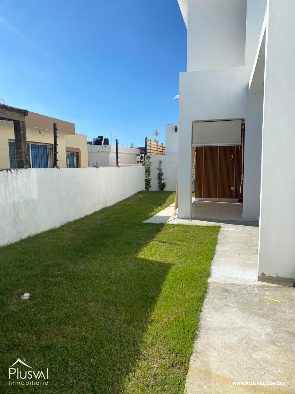 Casa Moderna de Dos Niveles en Complejo Cerrado con Diseño Funcional y Patio 483967