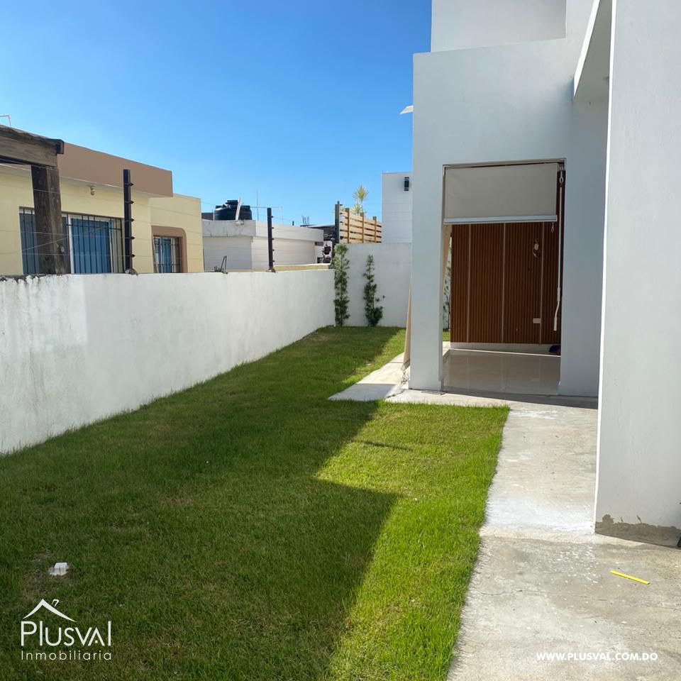 Casa Moderna de Dos Niveles en Complejo Cerrado con Diseño Funcional y Patio 483967
