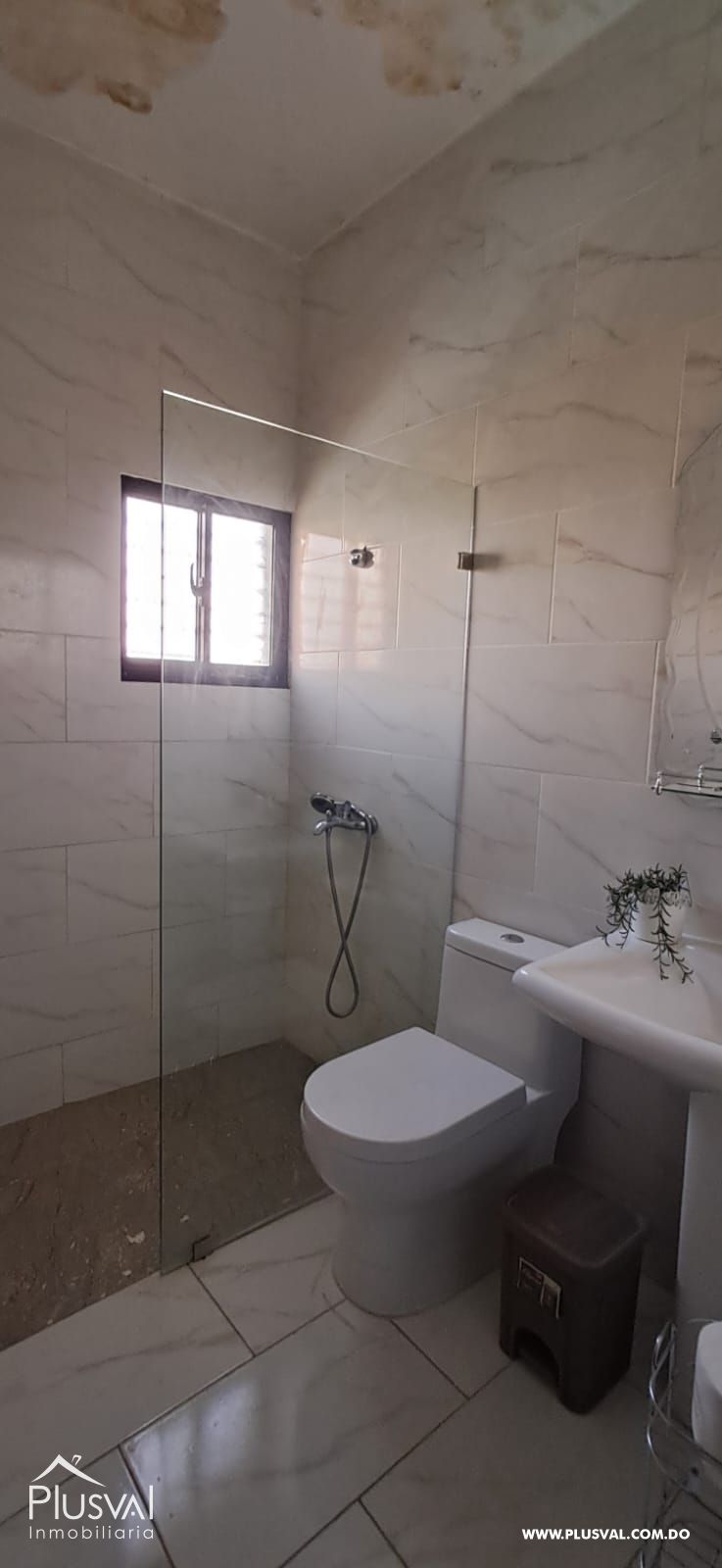 Villa de dos niveles en alquiler en Haina 472997