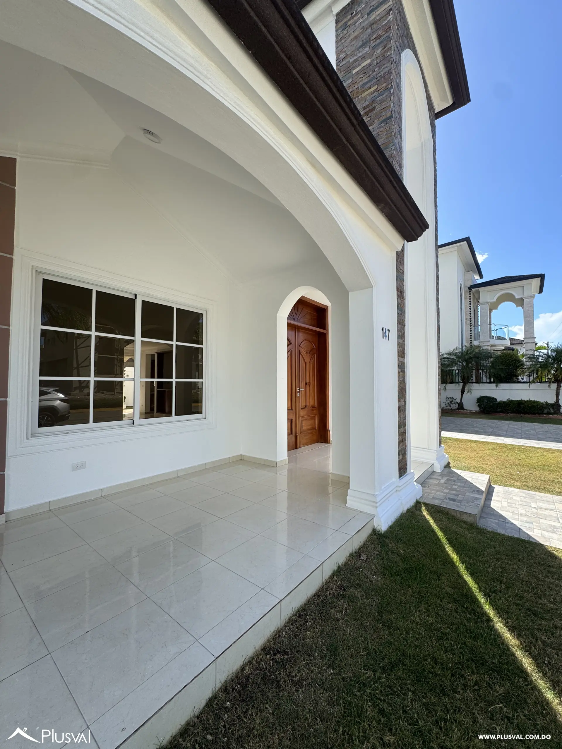 Casa de Dos Niveles en Alquiler en Exclusivo Complejo Habitacional Privado 528678