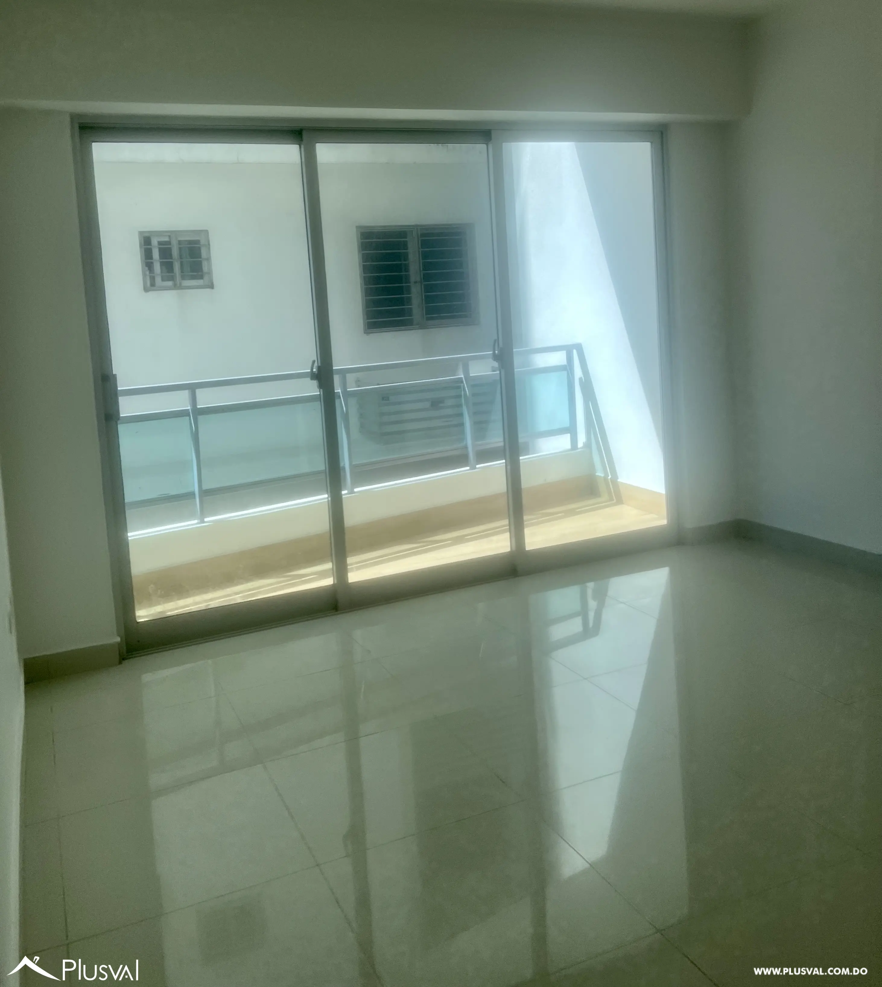 Alquiler con línea blanca incluida en Gazcue. 471301