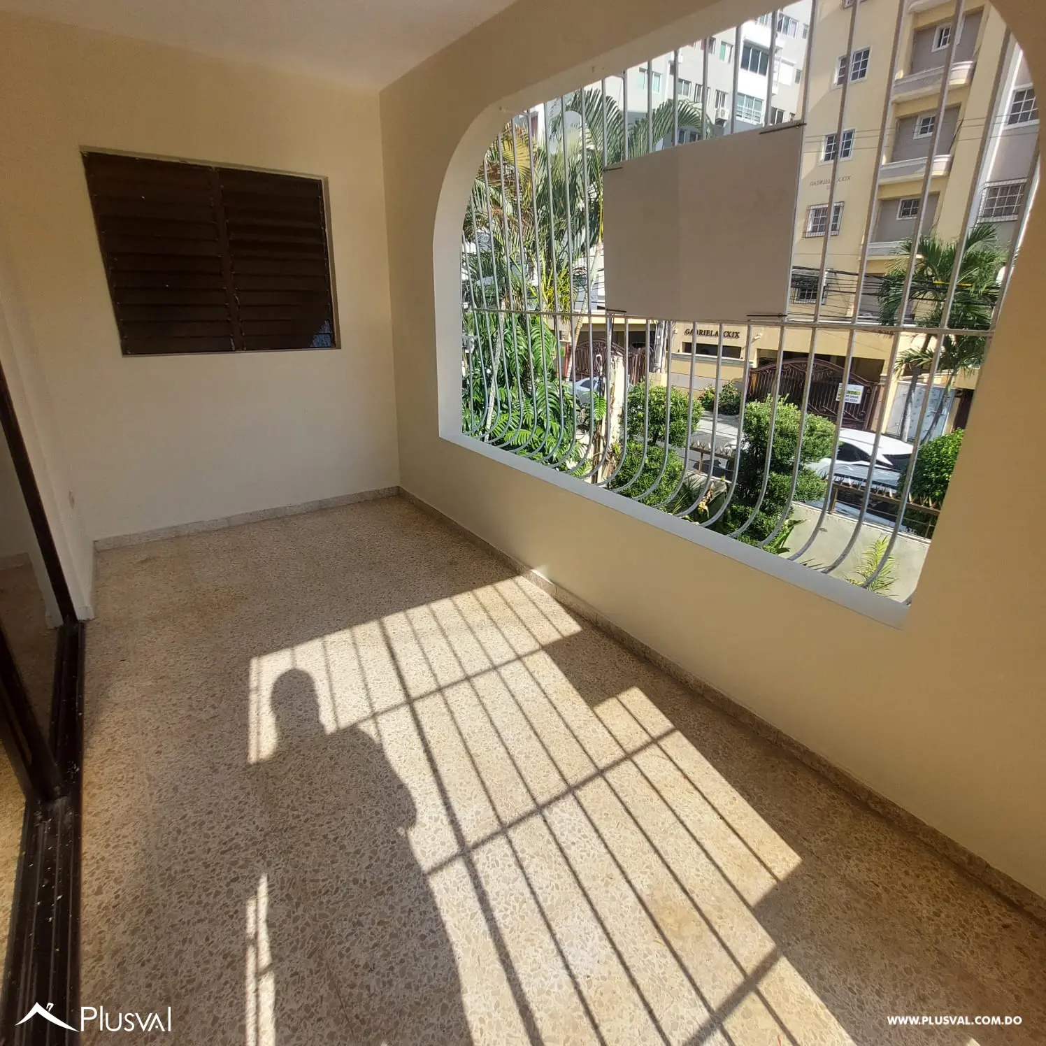 Apartamento clasico con terraza privada y balcon 463001