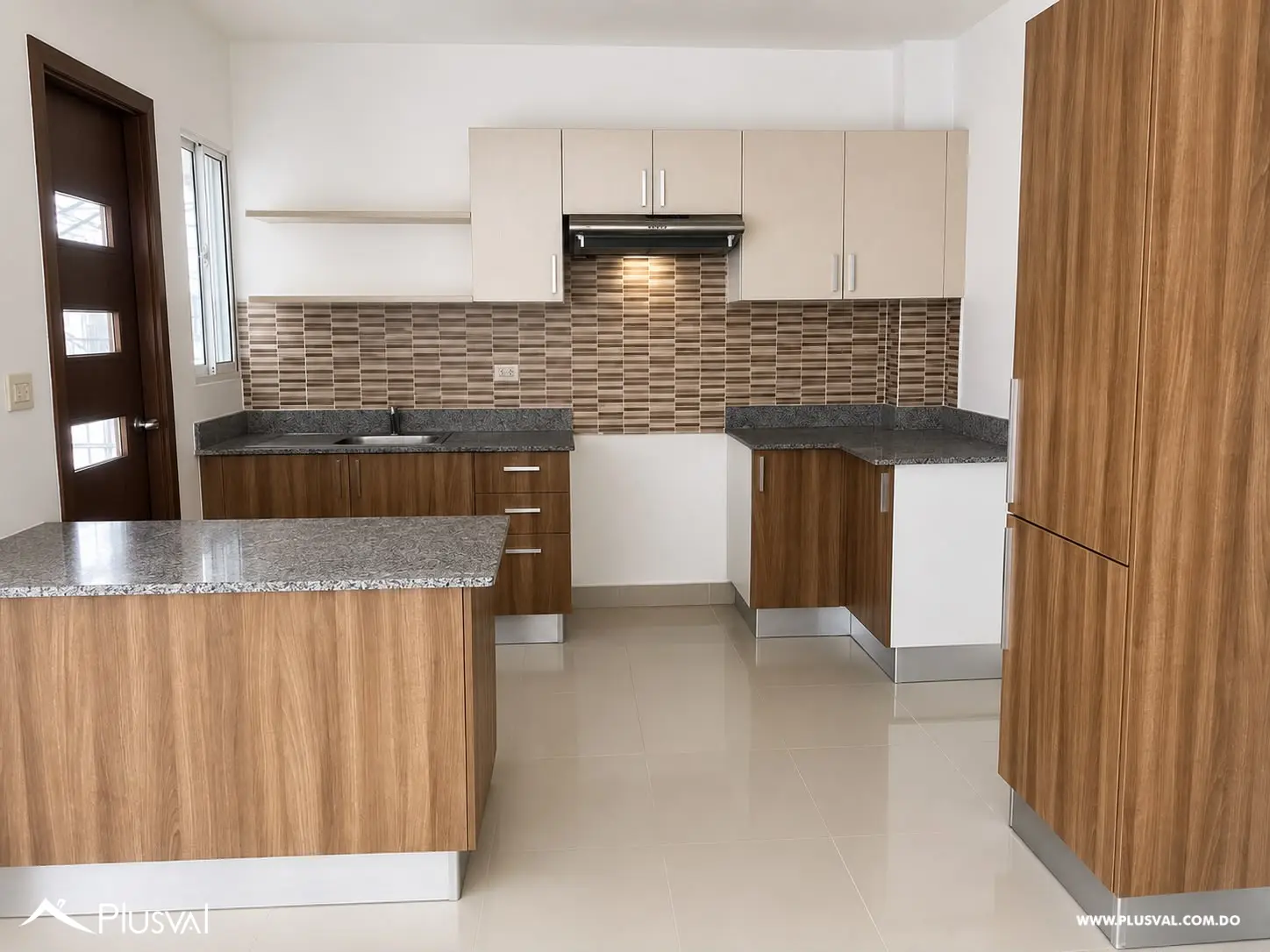 Apartamento en Alquiler en 4to Piso con Amplios Espacios y Áreas Sociales Completas 519652