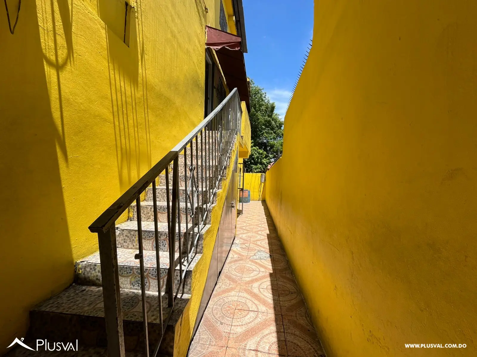 Edificio de 3 niveles con vocación comercial de venta en Engombe 508788