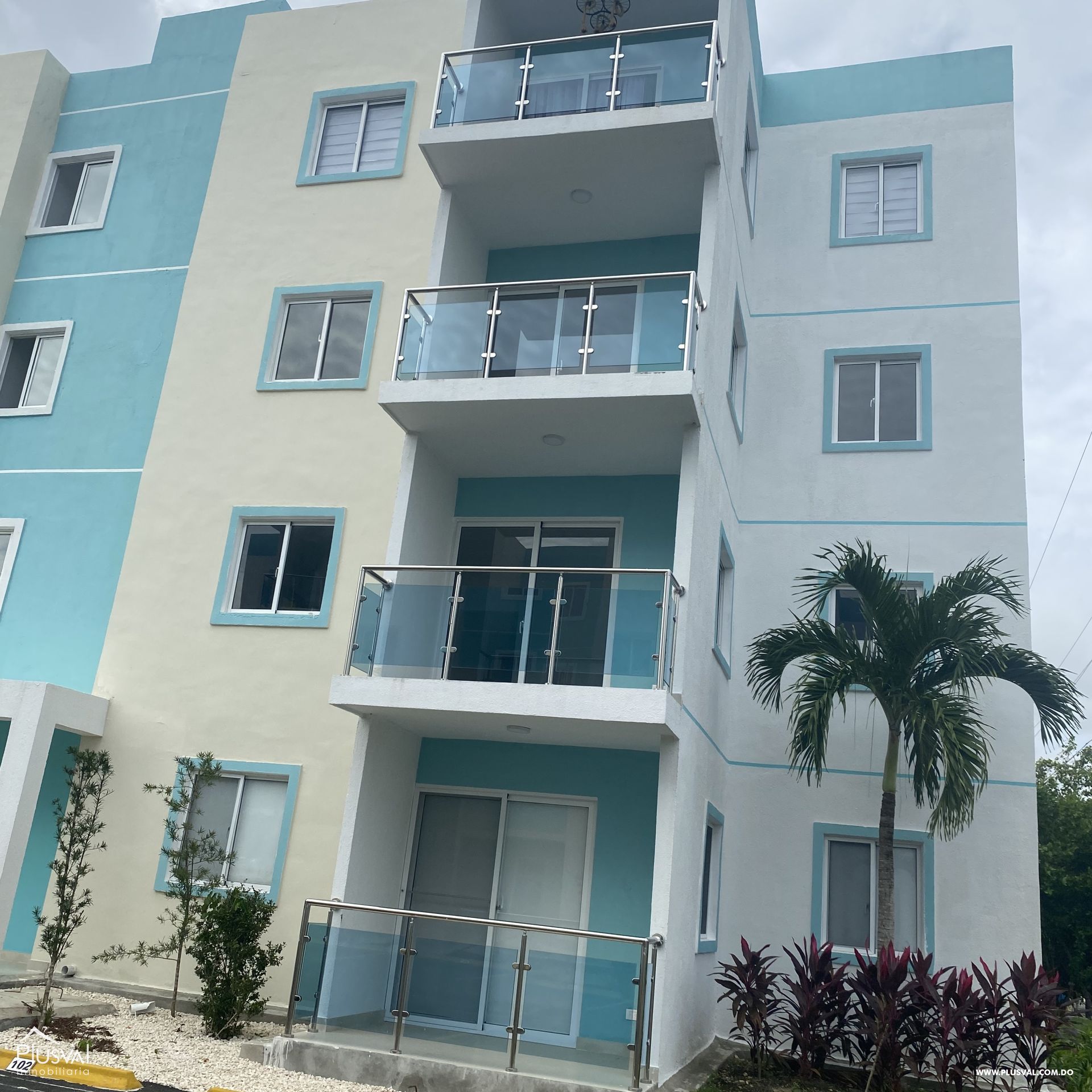 Apartamento amueblado en venta en Punta Cana con vista a la piscina 322624