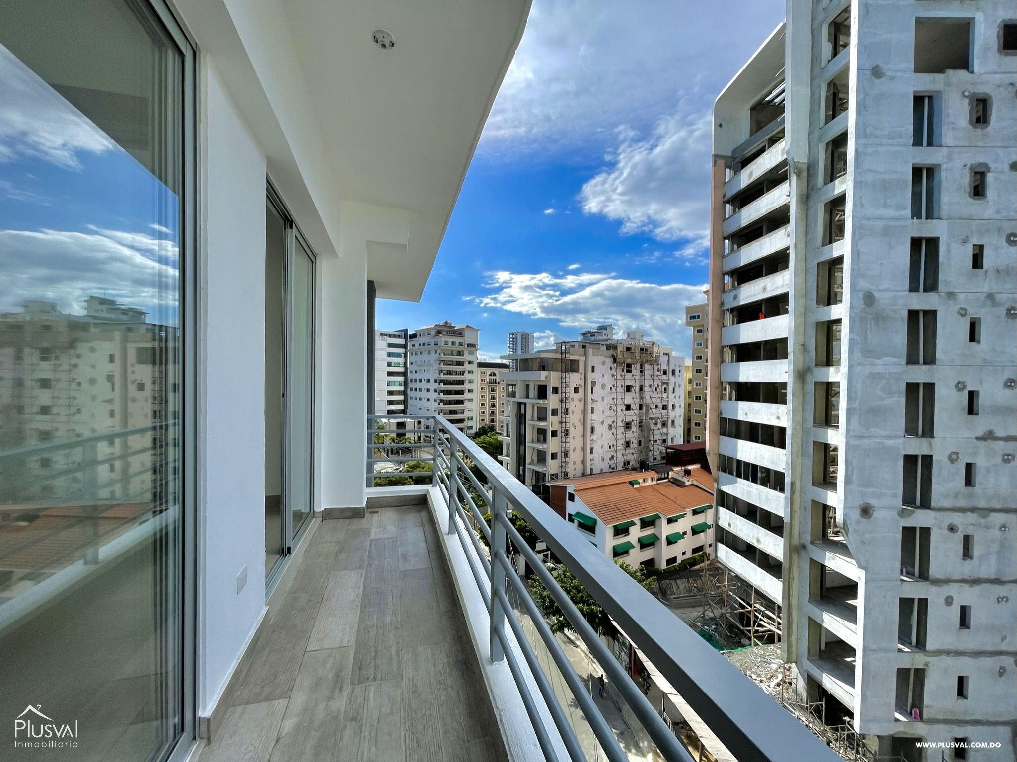 Alquiler Apartamento 2 Hab + Estudio, con Area Social y 2 parqueos + Locker en Serralles 235918