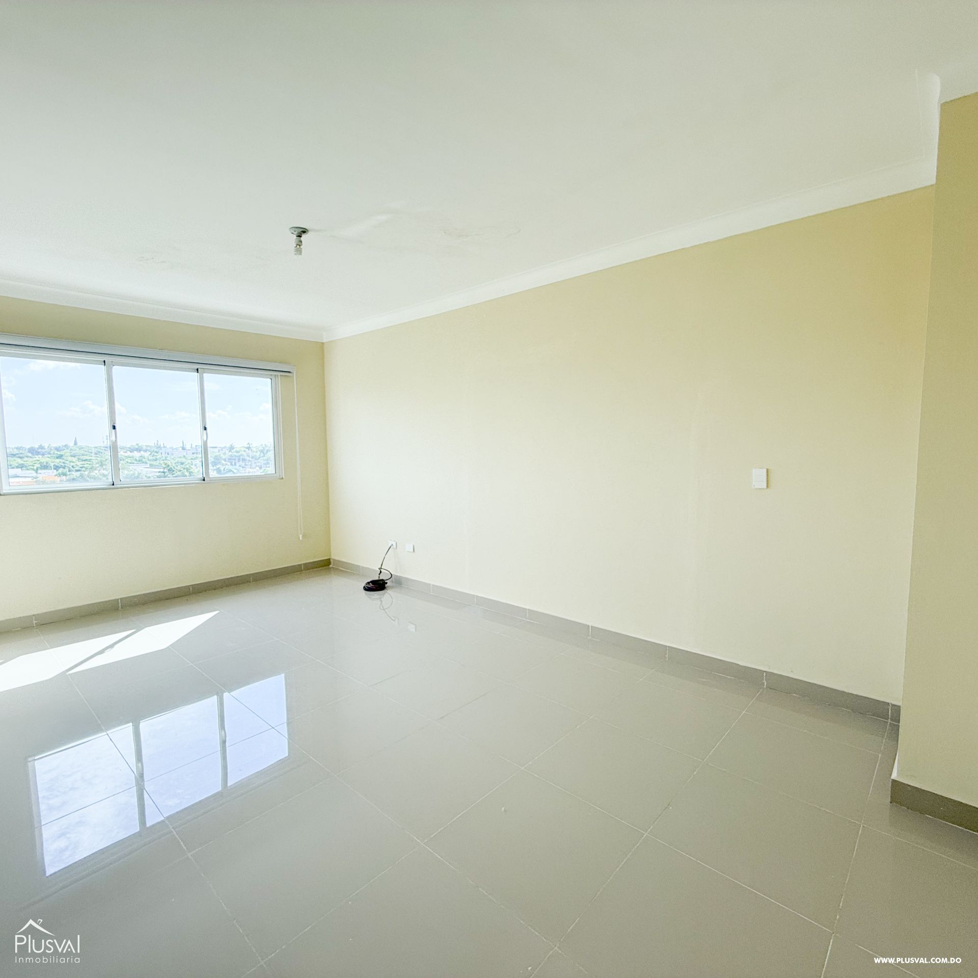 Venta de apartamento en Exclusiva Área de Santiago con parqueos techados. 397819