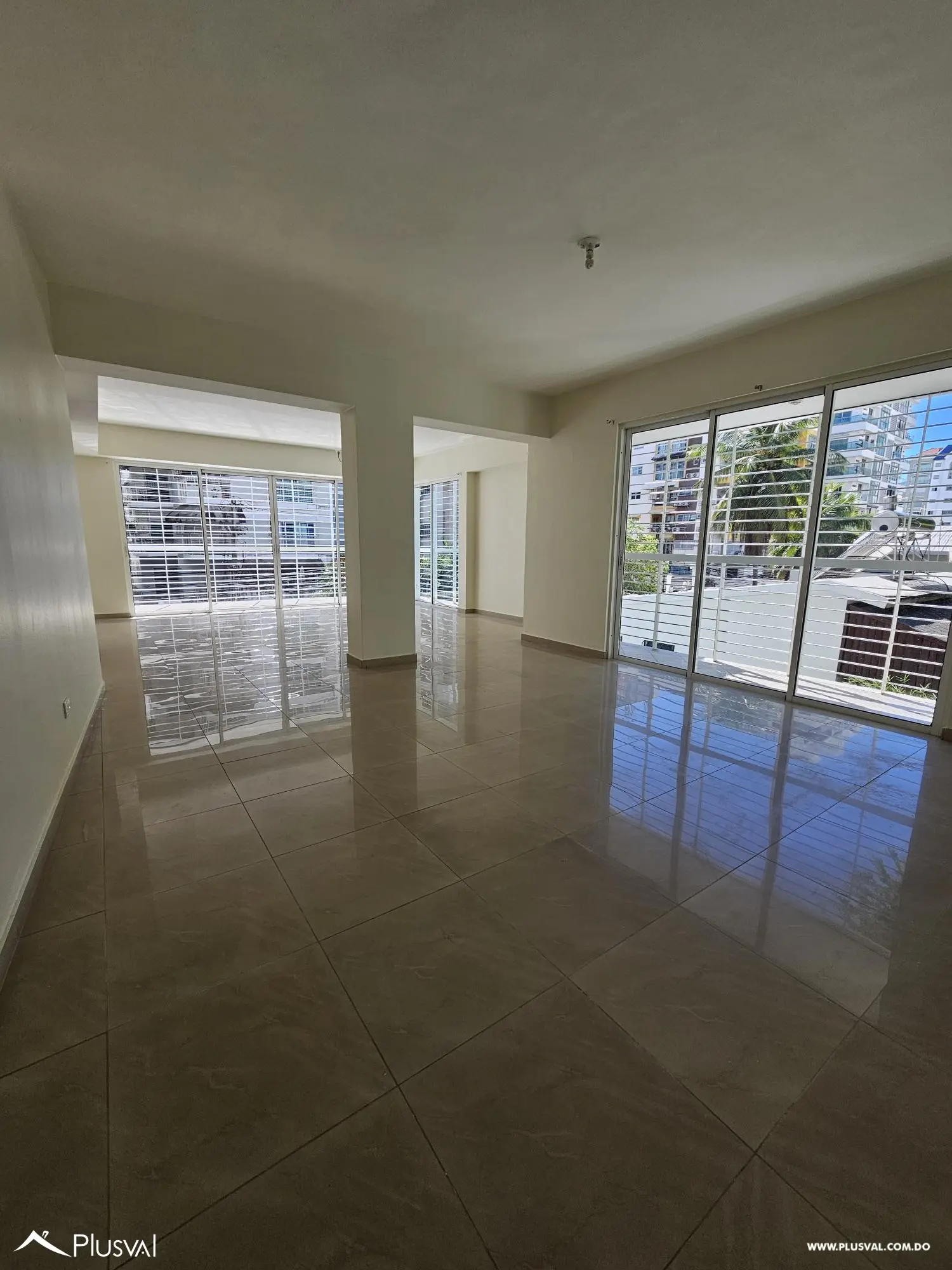 Amplio apartamento con balcón frontal en Urb. Real 481208