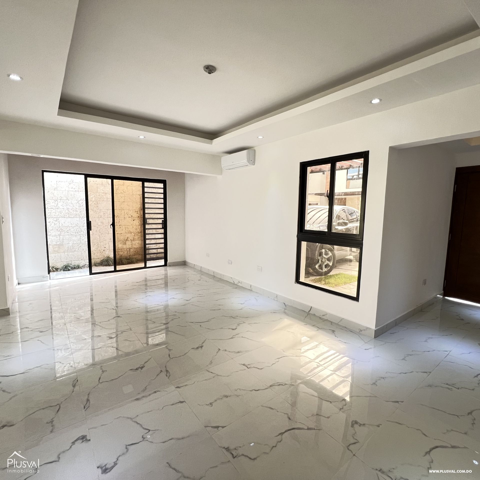 Venta de villa con patio y piscina 423510