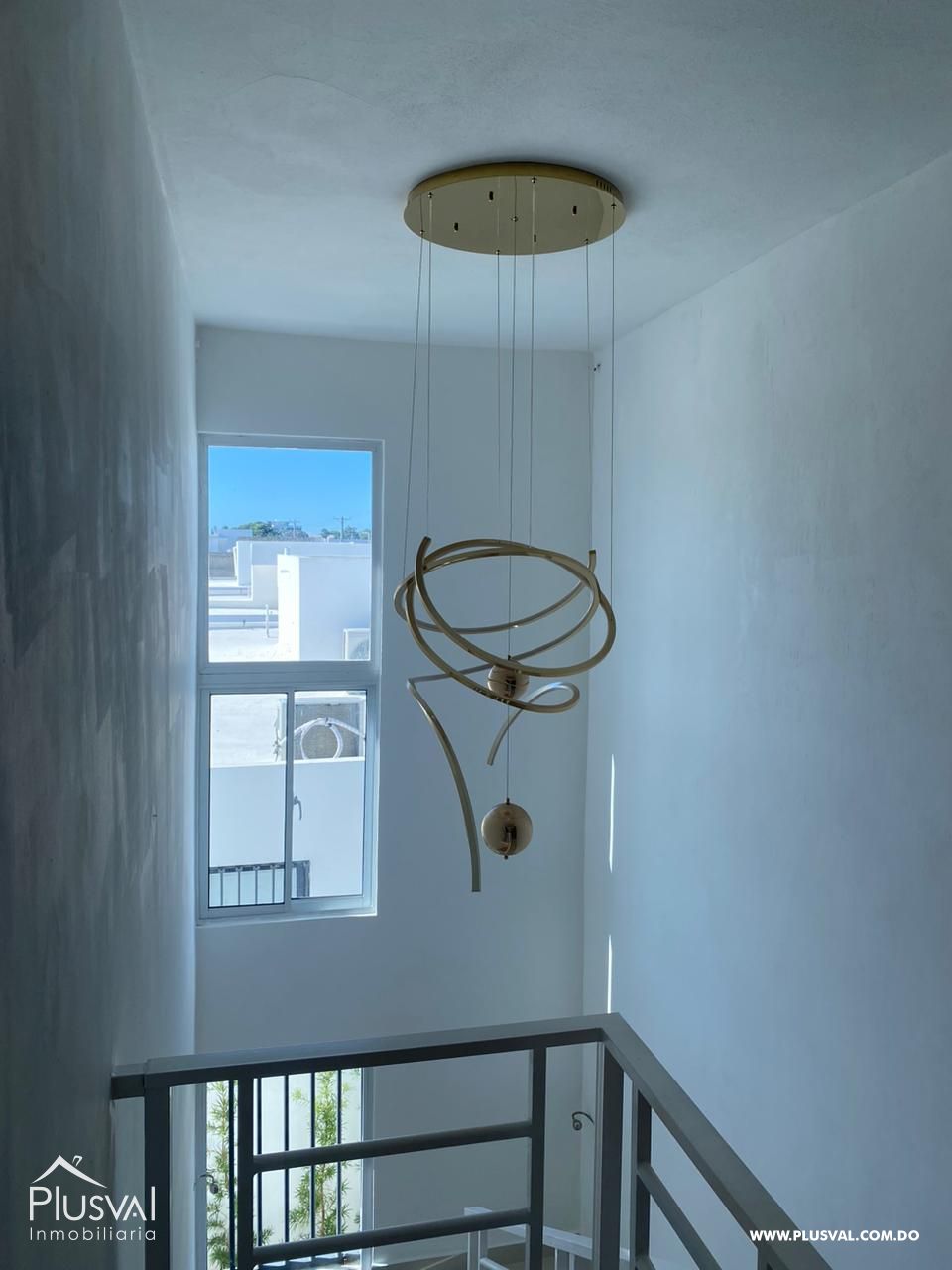 Casa Moderna de Dos Niveles en Complejo Cerrado con Diseño Funcional y Patio 483968