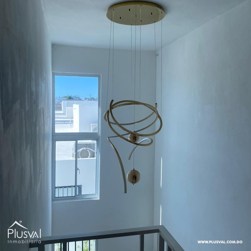 Casa Moderna de Dos Niveles en Complejo Cerrado con Diseño Funcional y Patio 483968