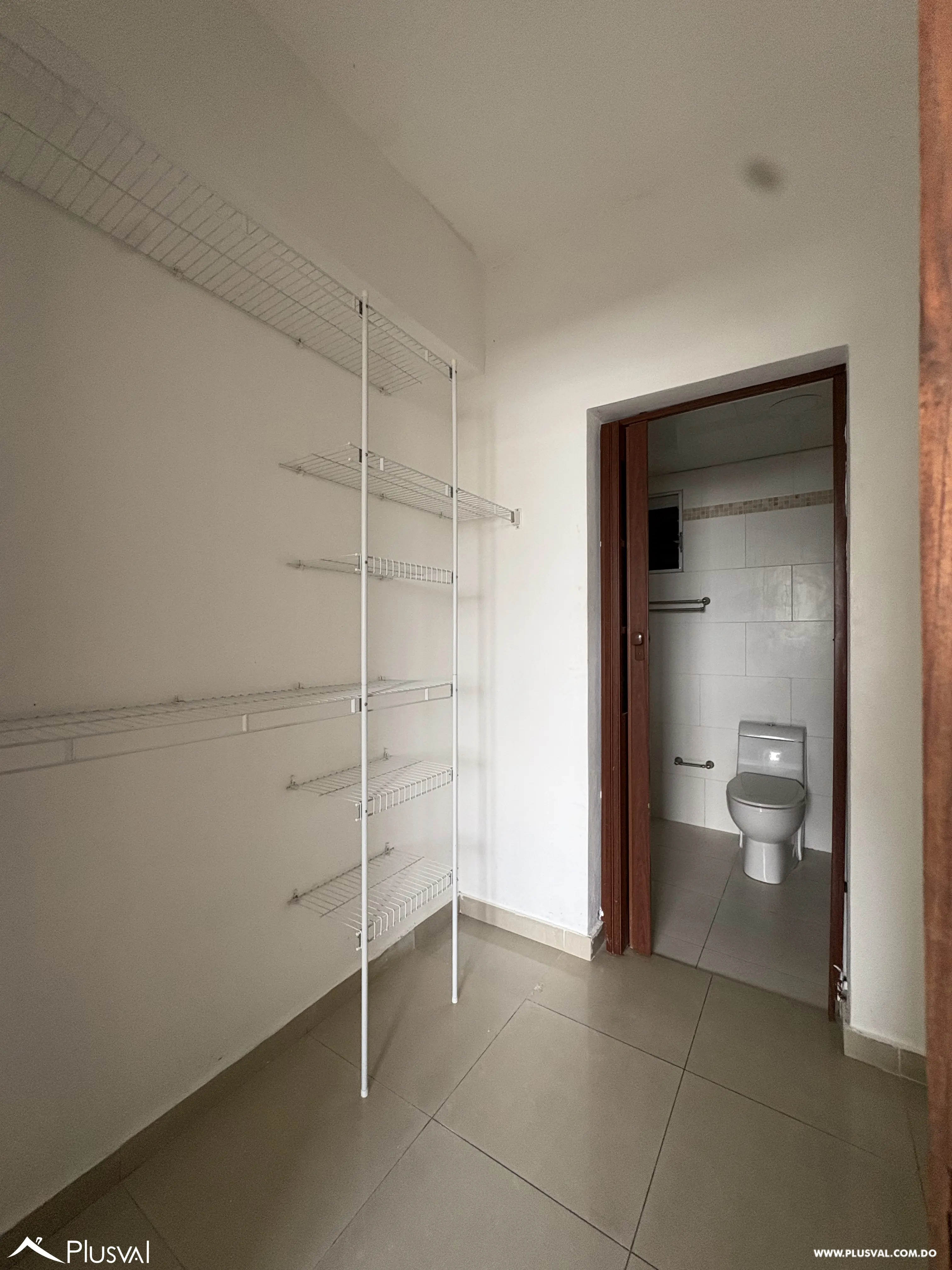 Cómodo apartamento en venta en Evaristo Morales. 532439