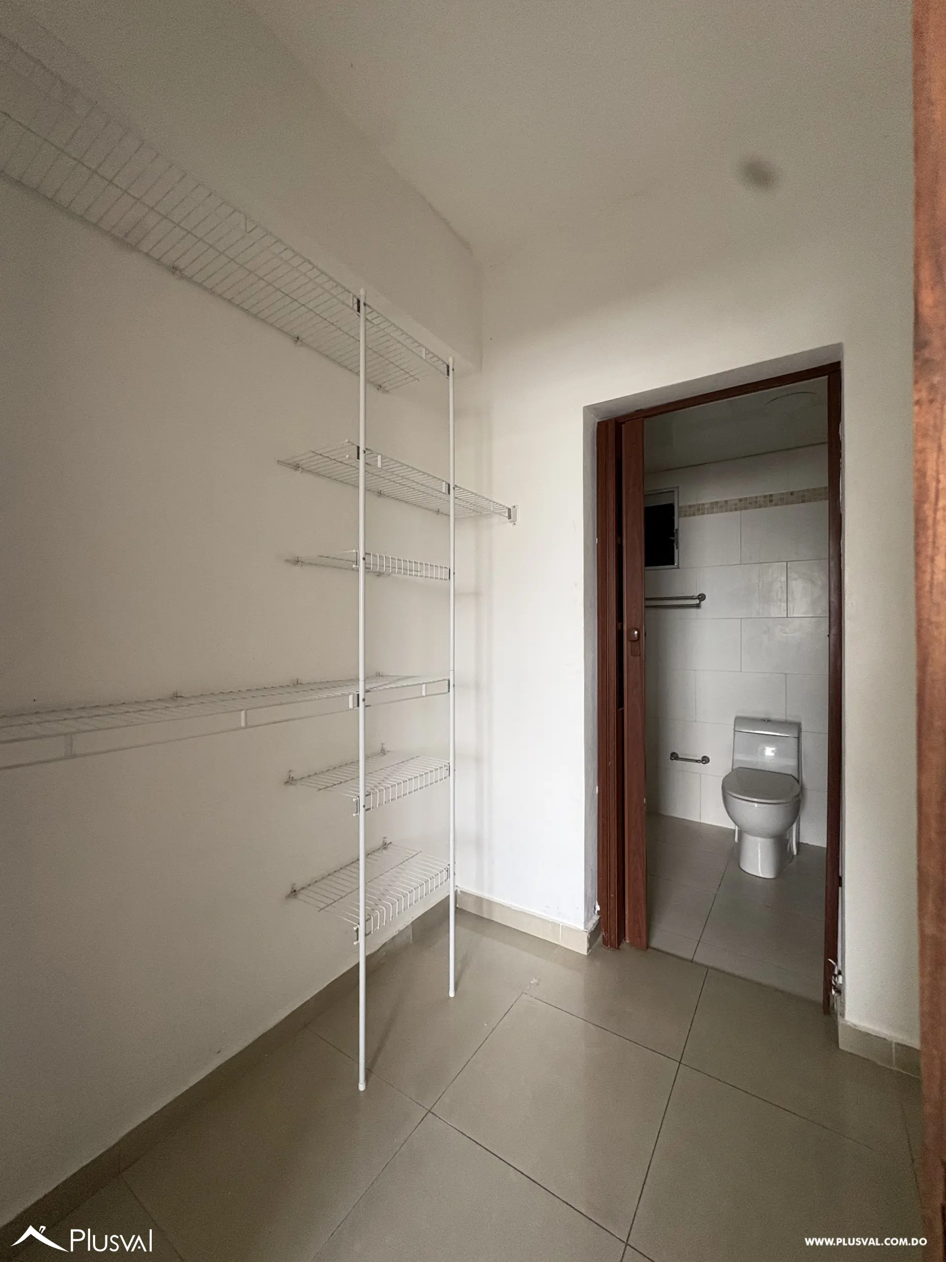 Cómodo apartamento en venta en Evaristo Morales. 532439