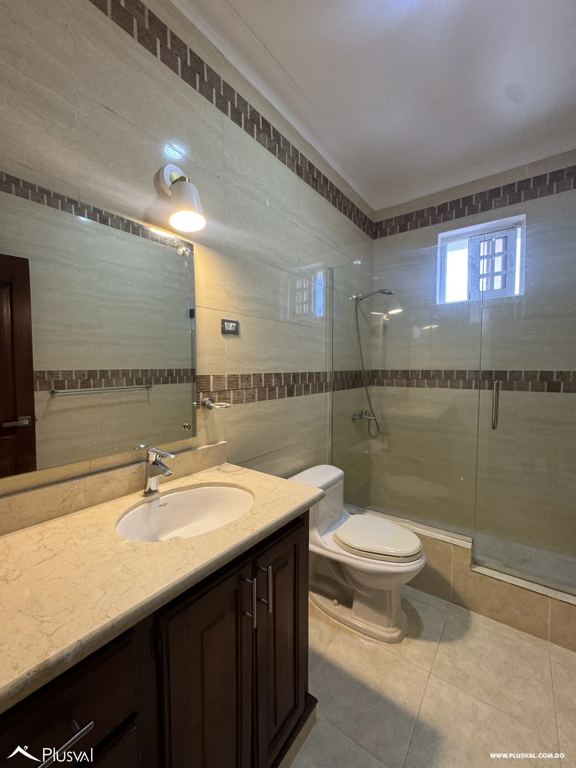 Casa de Dos Niveles en Alquiler en Exclusivo Complejo Habitacional Privado 528713