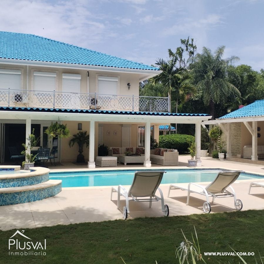 Villa en Guavaberry de dos niveles con vista hacia la piscina y campo de golf. 367943