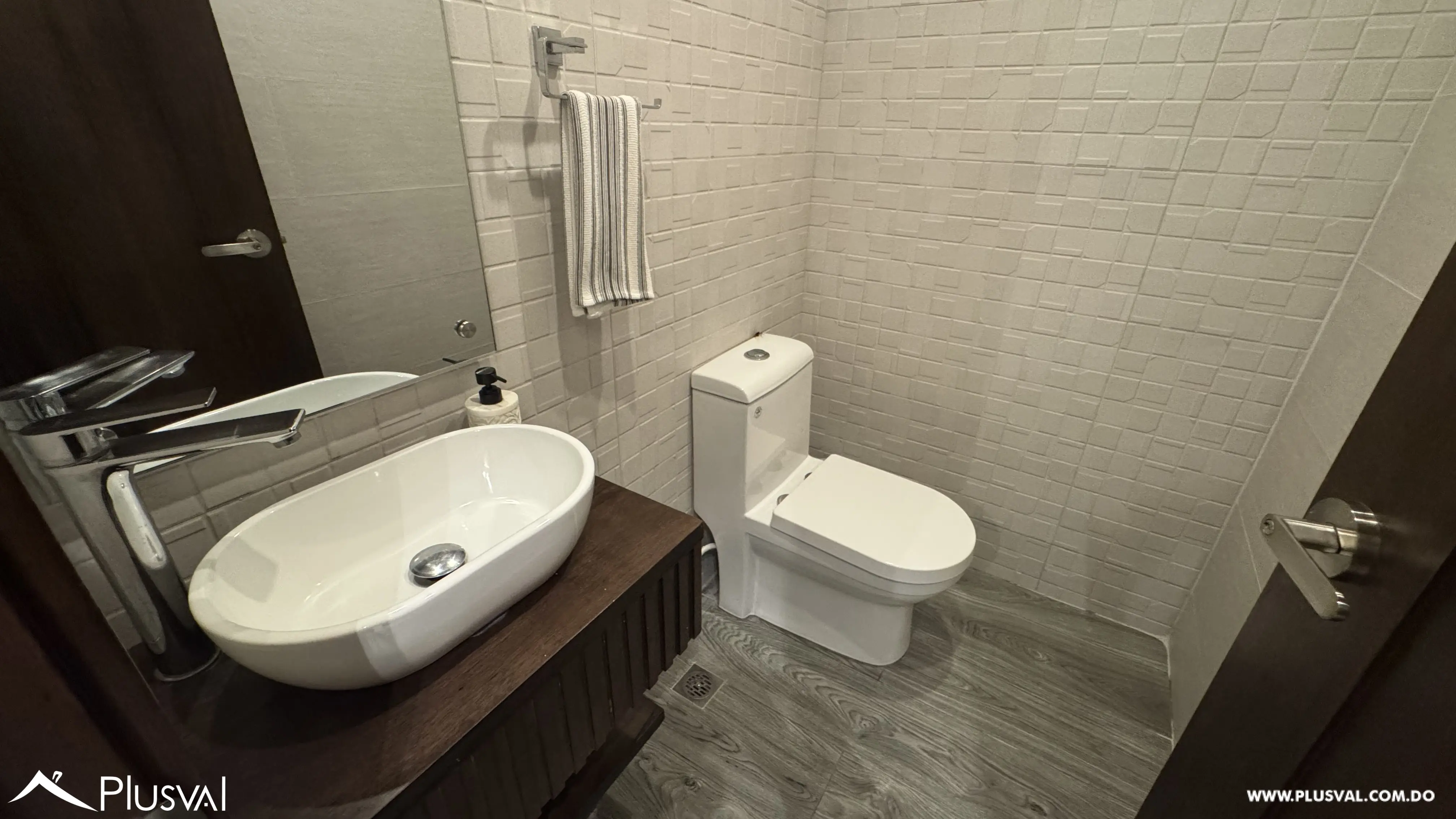 Apartamento amueblado de 1 habitación en venta en La Esmeralda, Santiago 536738