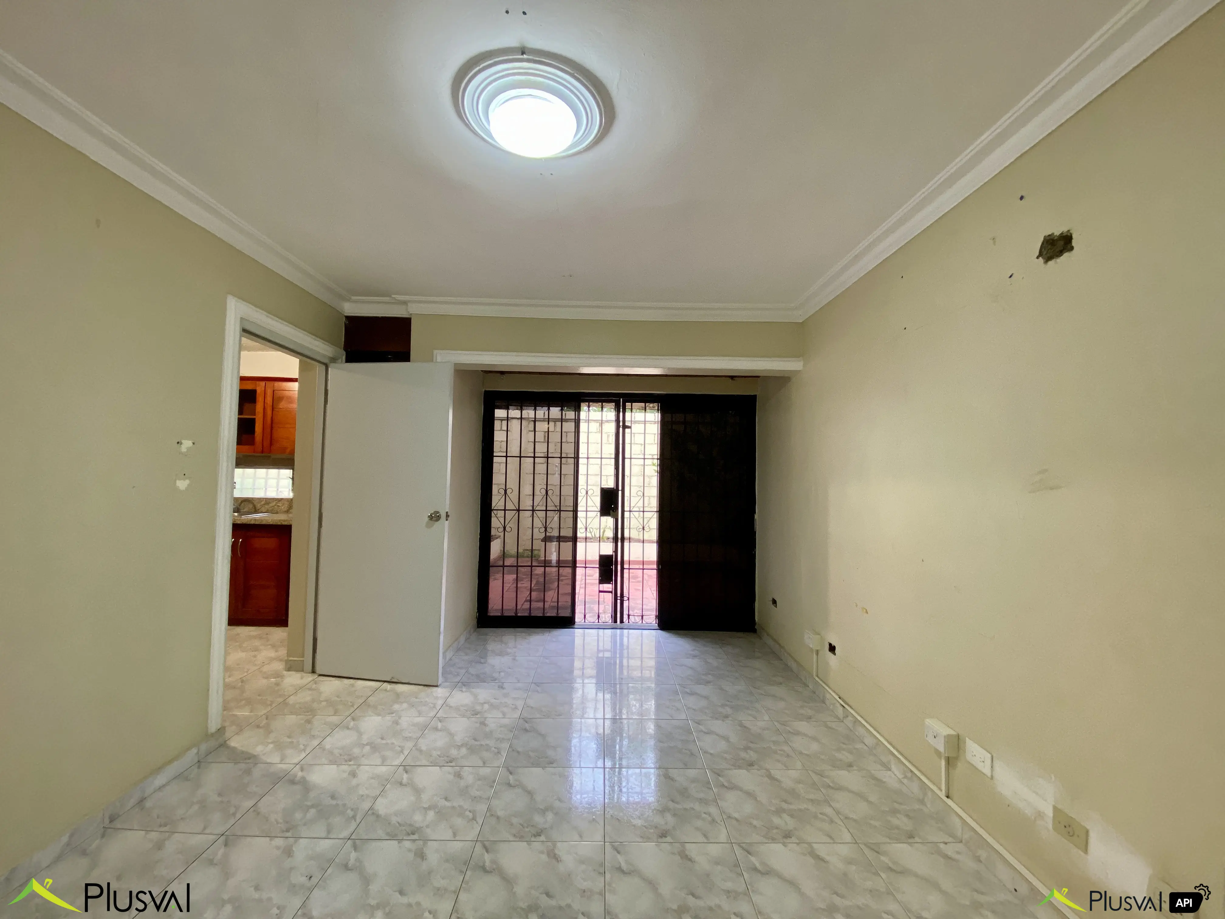 Casa Comercial de Dos Niveles en Alquiler en Urbanización Fernández – Ideal para Oficinas o Negocio 450681