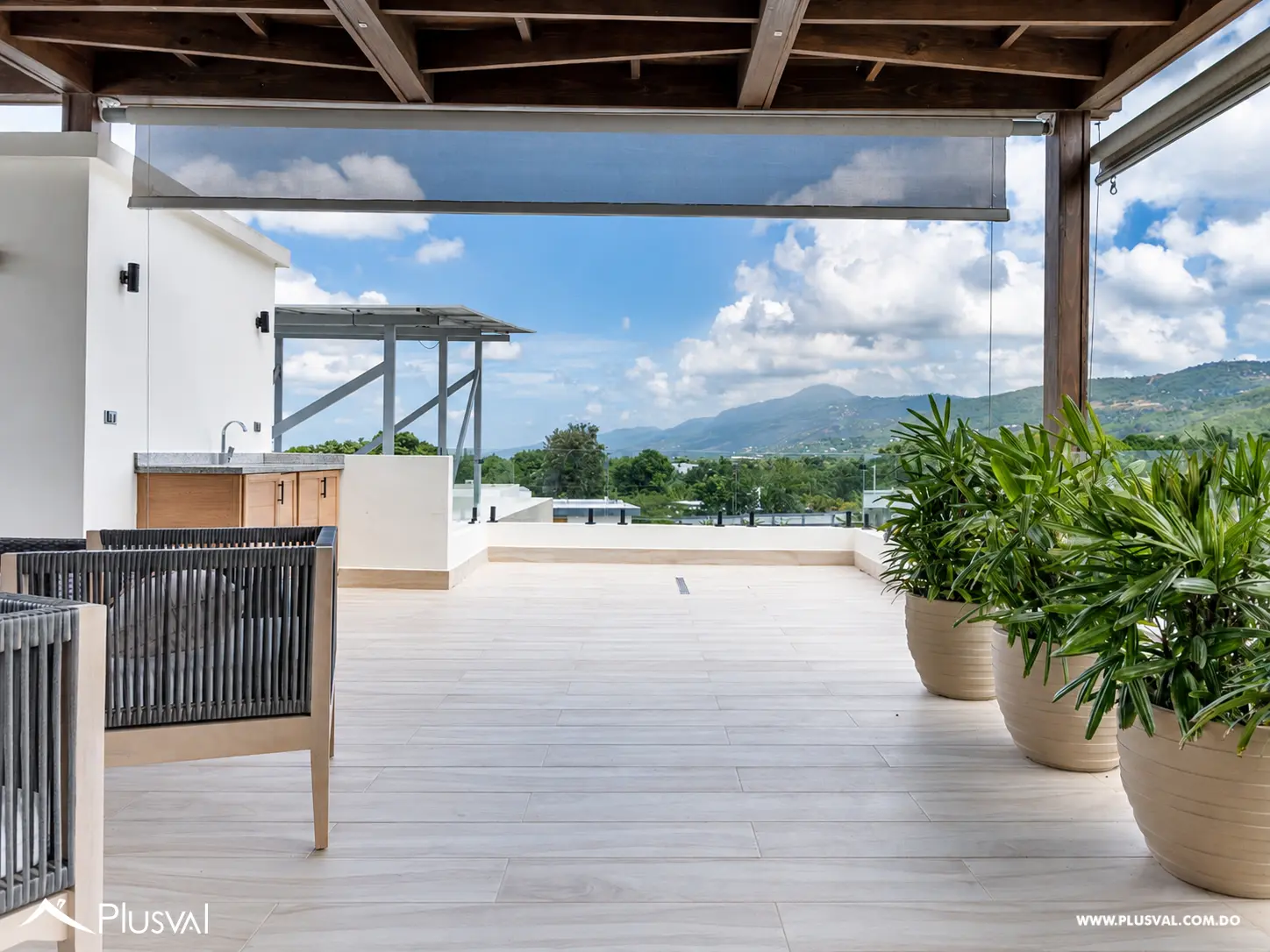 Lujosa Casa en Venta de Tres Niveles en Llanos de Gurabo 520401