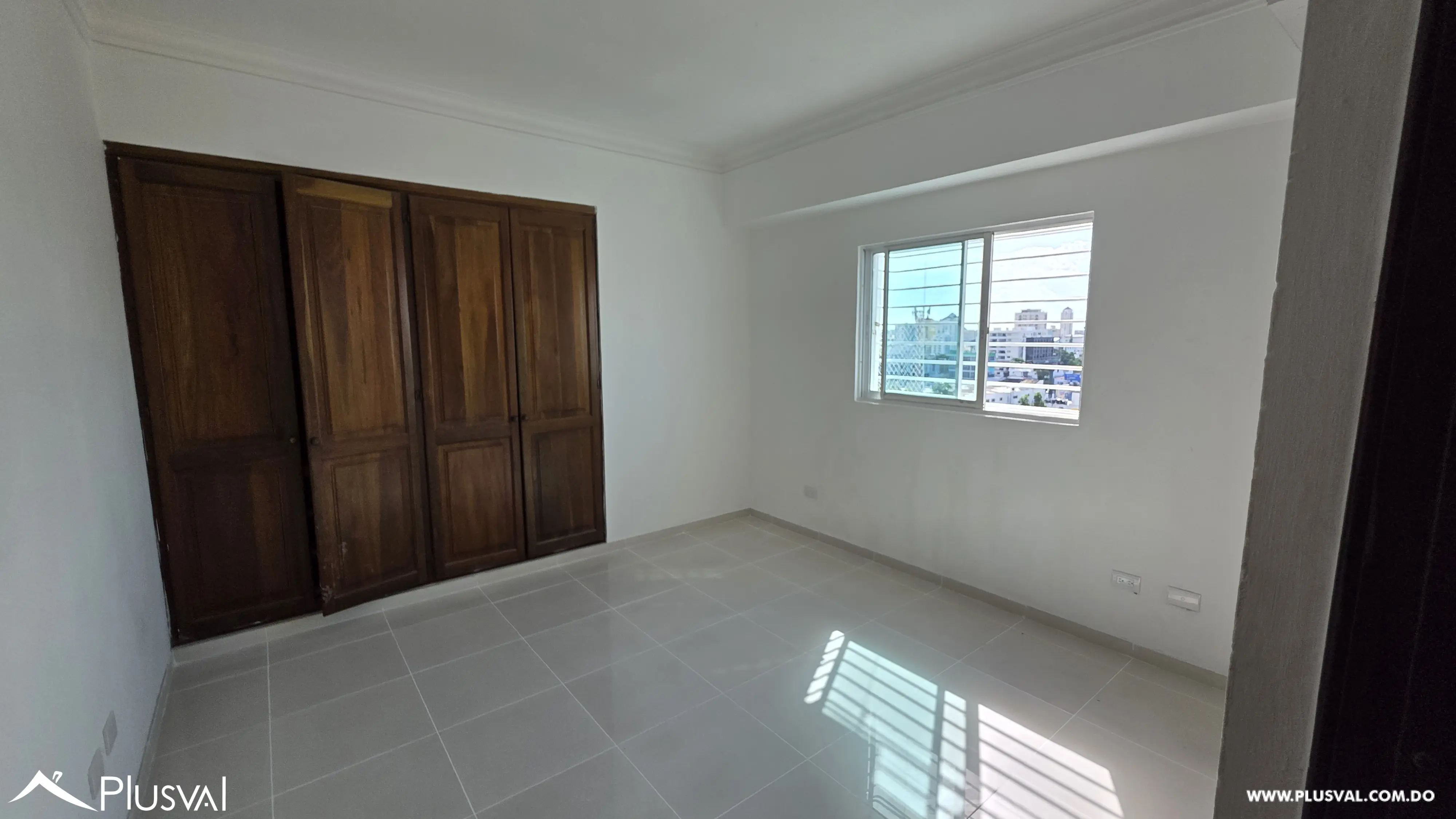 Amplio apartamento en alquiler en Evaristo Morales 536931