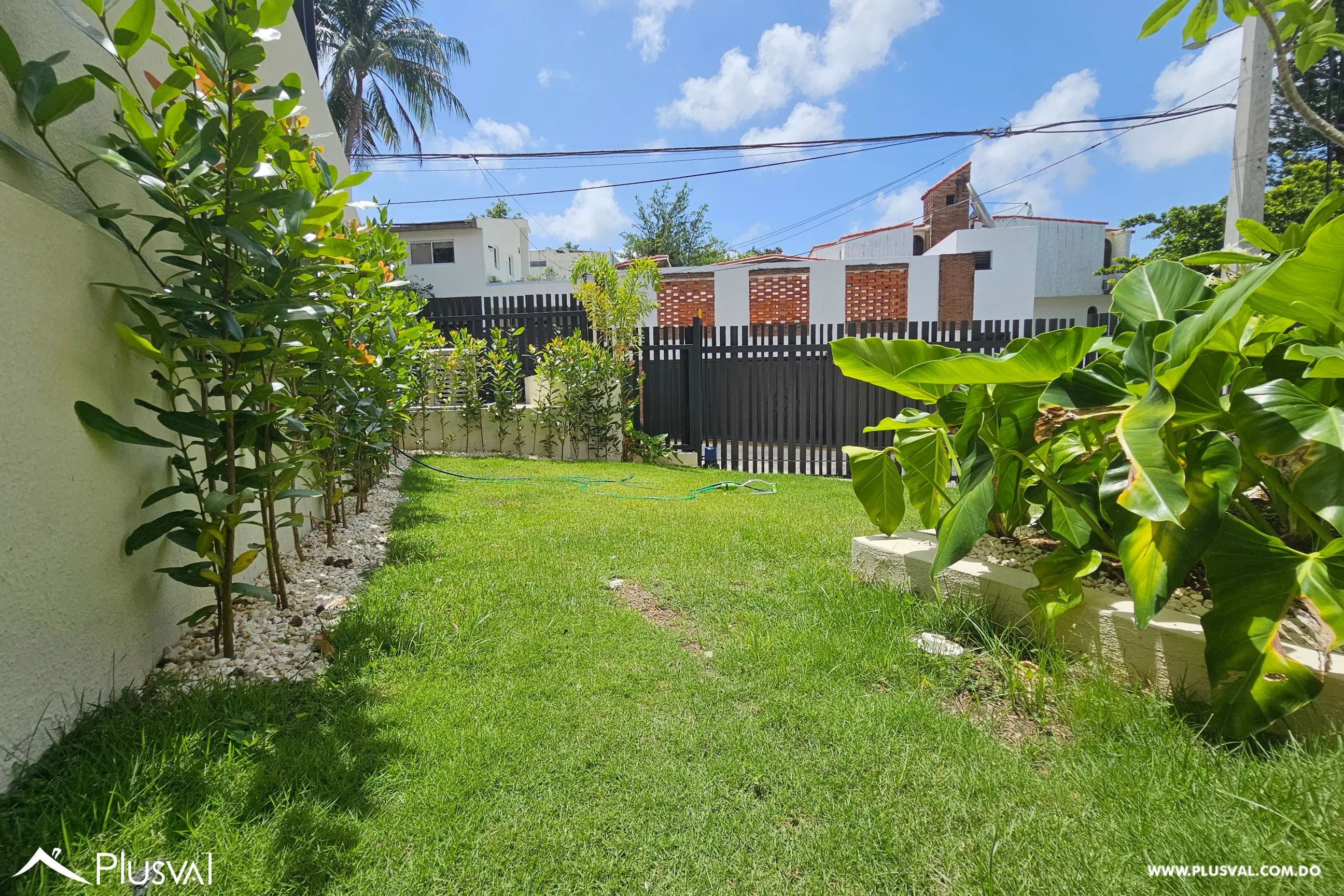 Casa en Residencial Cerrado en Alquiler con Línea Blanca en Arroyo Hondo 509182