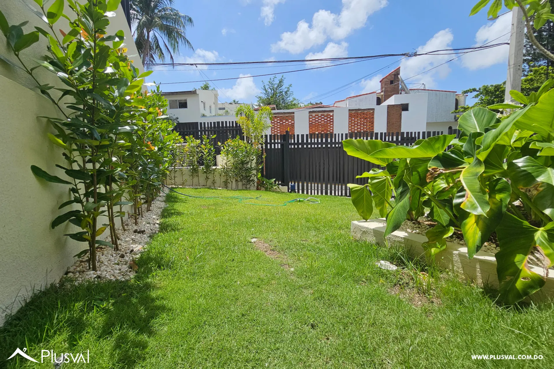Casa en Residencial Cerrado en Alquiler con Línea Blanca en Arroyo Hondo 509182