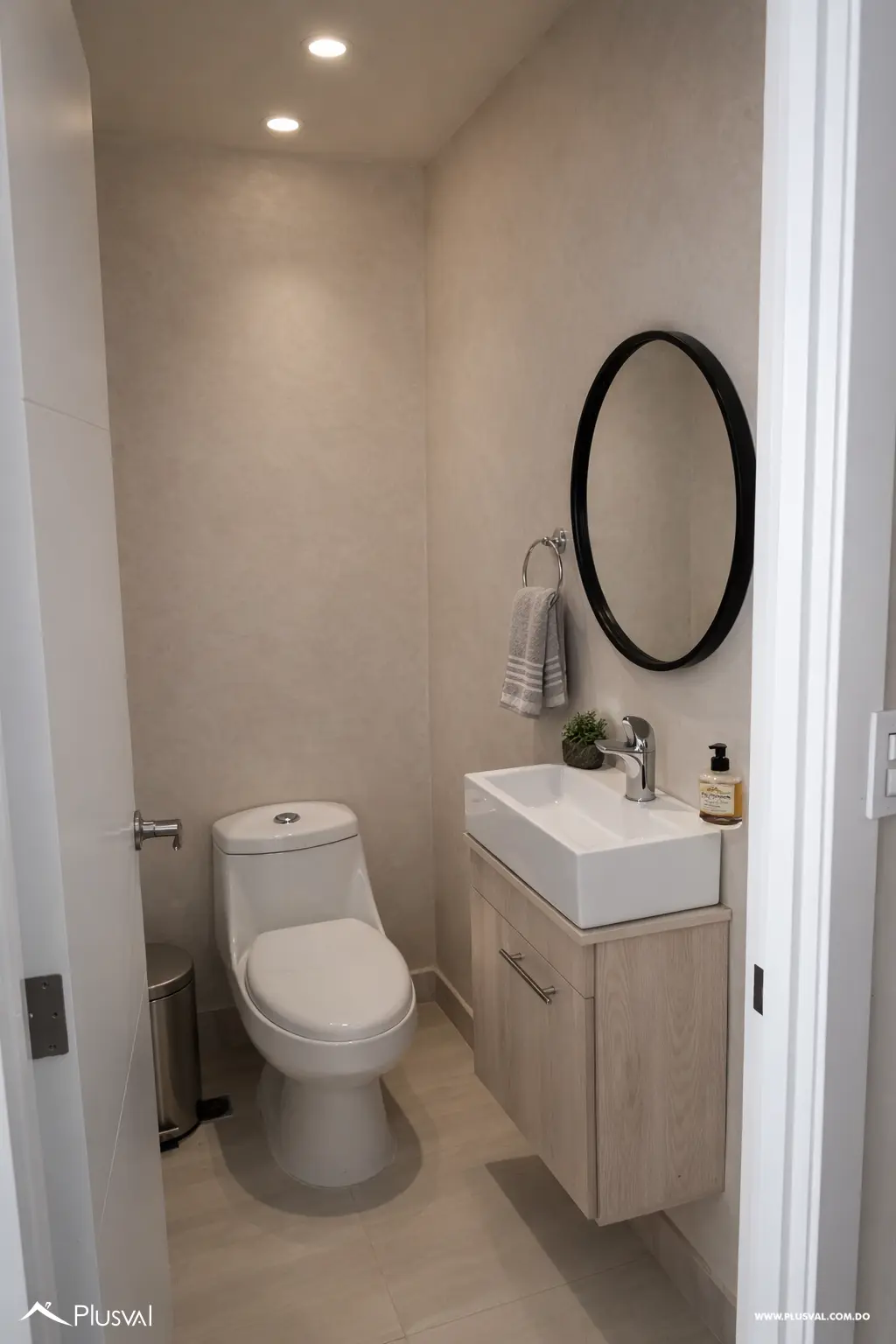 Venta de apartamento de 1 habitación y 2 parqueos en Evaristo Morales. 489181