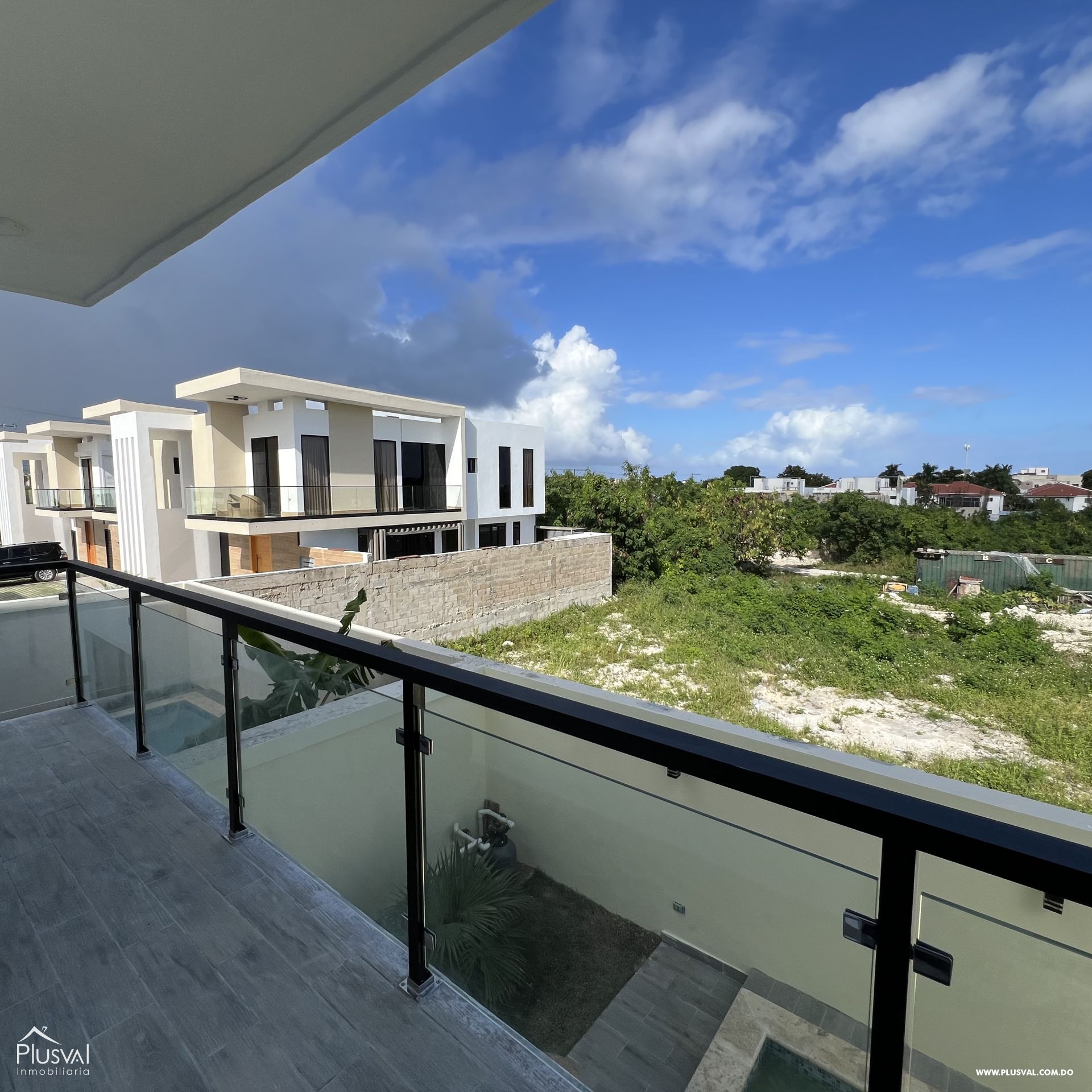 Venta de villa con patio y piscina 423516