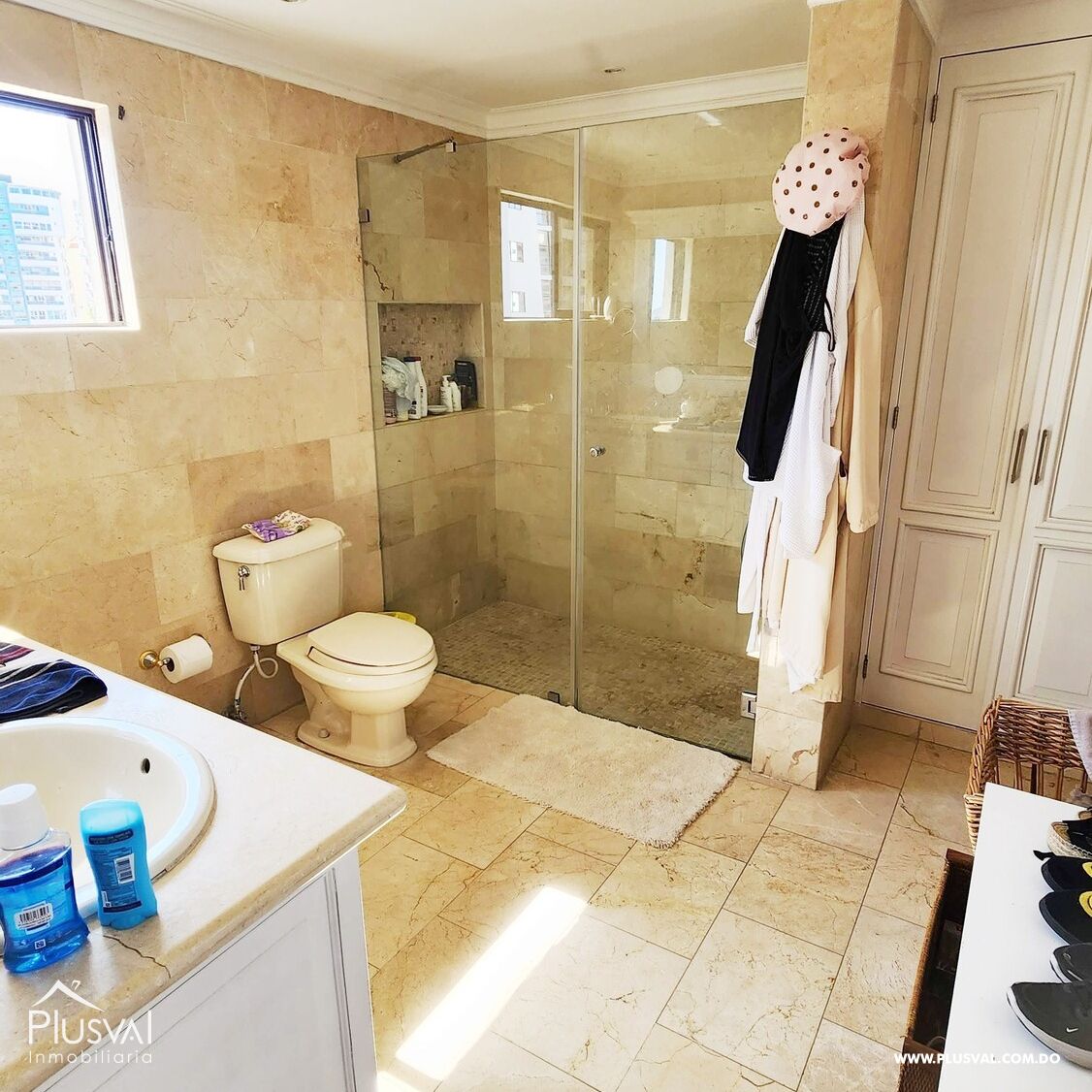 Se alquila  vacio Amplio apartamento clásico de dos niveles en Naco 360407