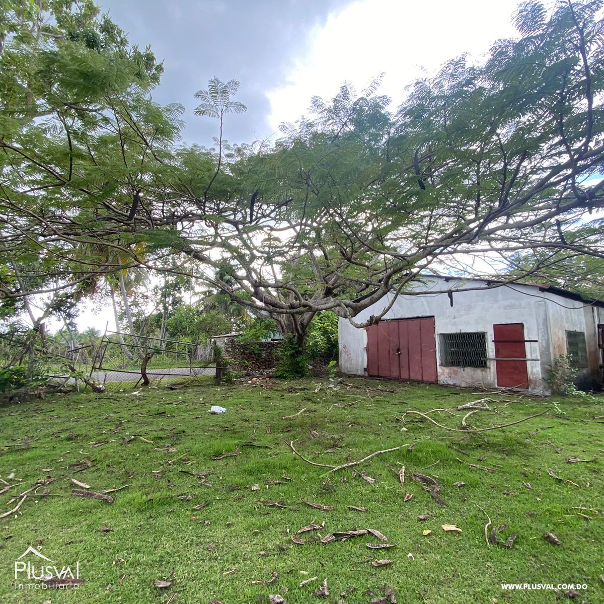 Finca con nave industrial en venta, en  San Cristóbal. 213531