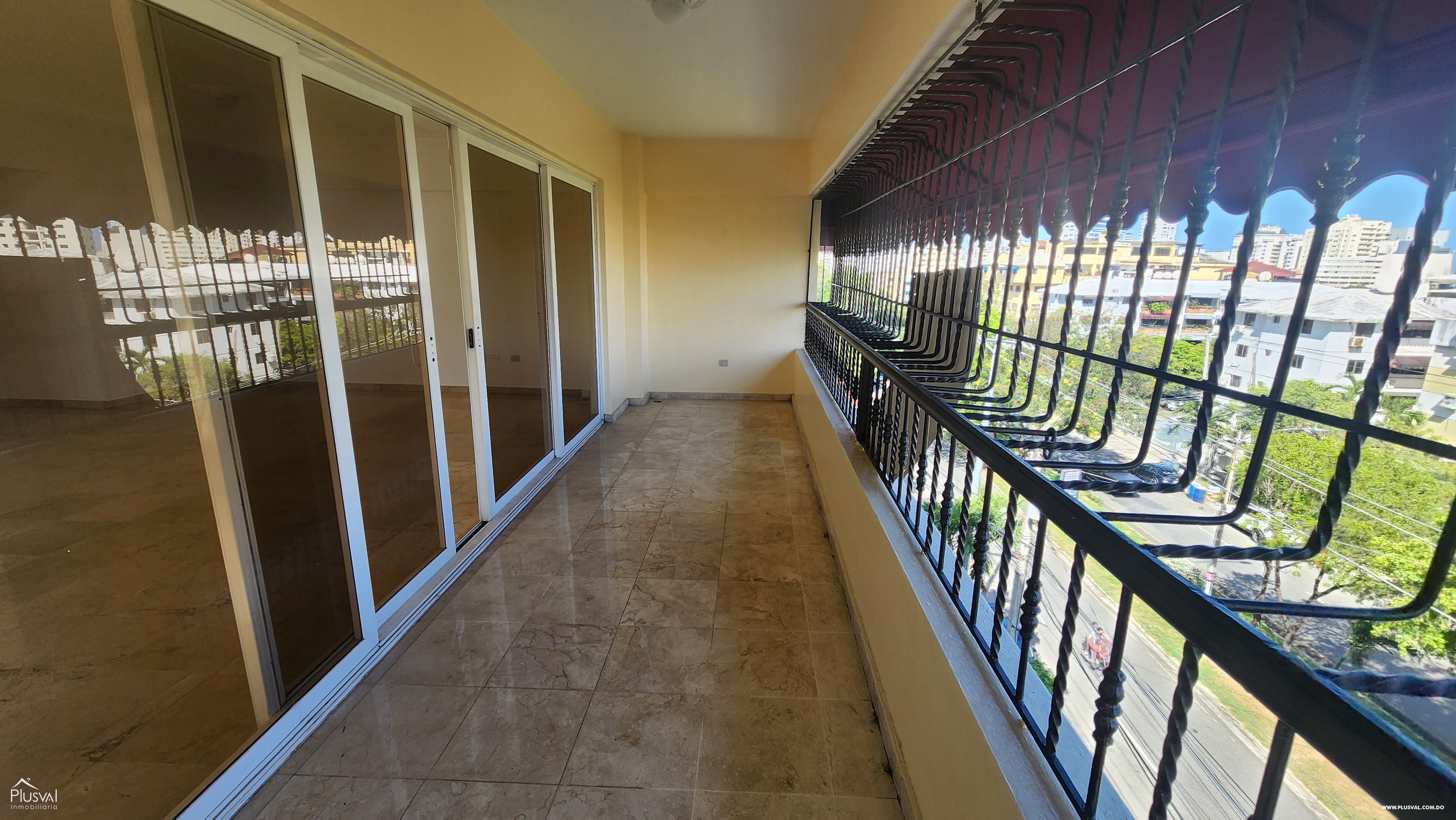 Se alquila en Ave. Enriquillo  apartamento de 3 habitaciones y Family 438110
