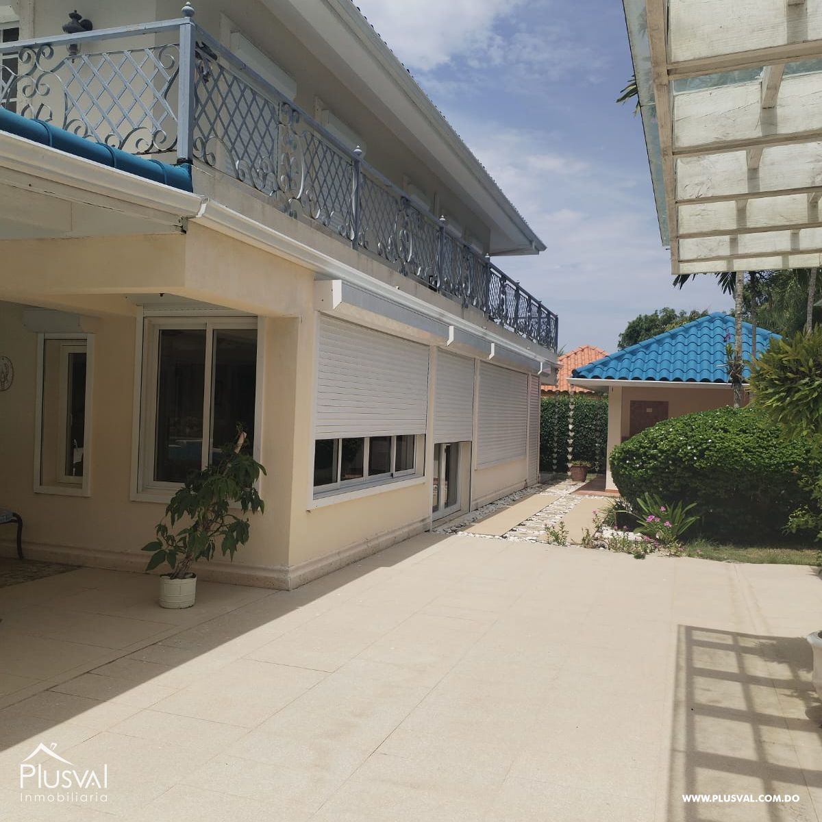 Villa en Guavaberry de dos niveles con vista hacia la piscina y campo de golf. 367973