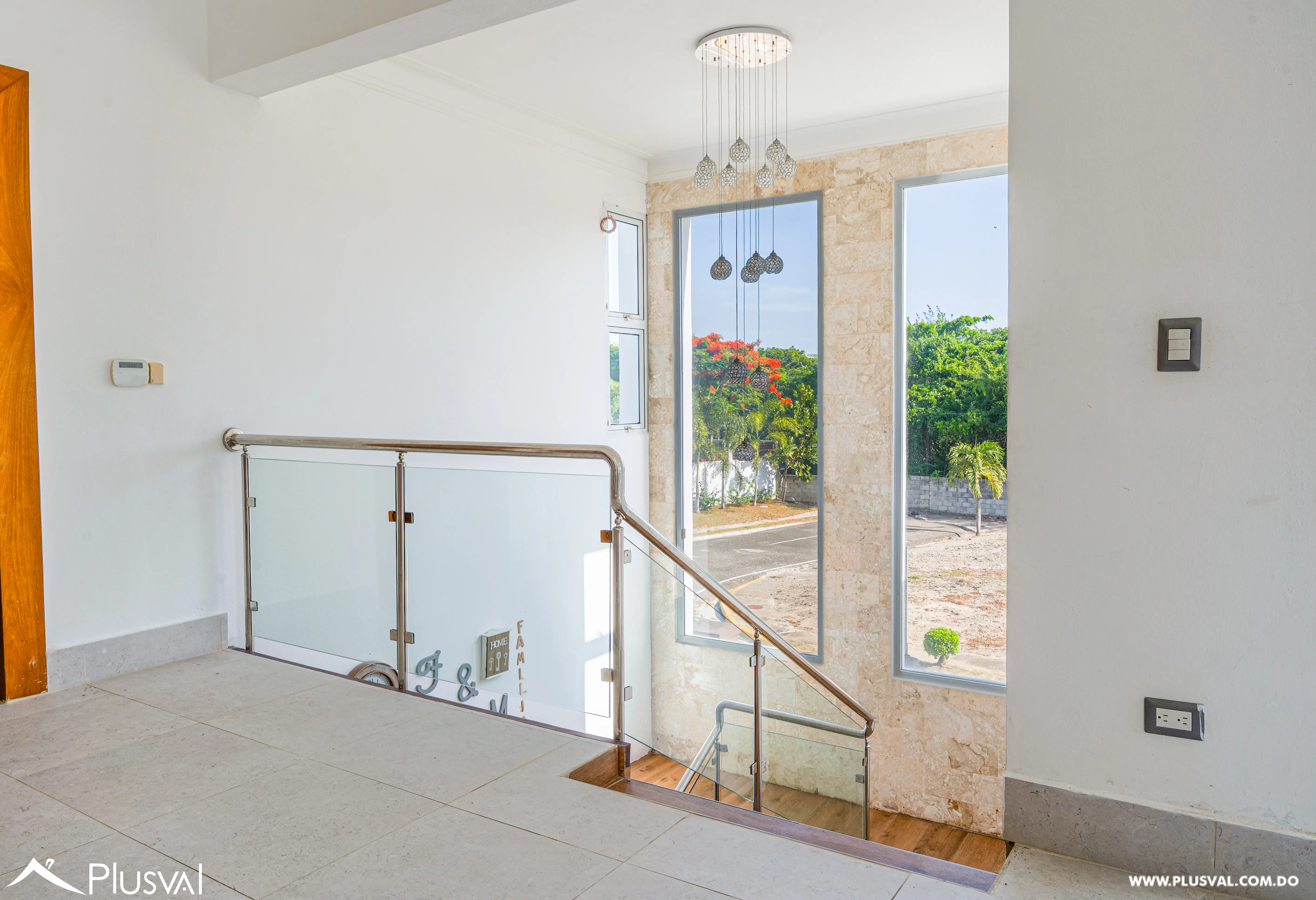 Exclusiva Casa de Dos Niveles en Venta con Piscina y Patio 522156
