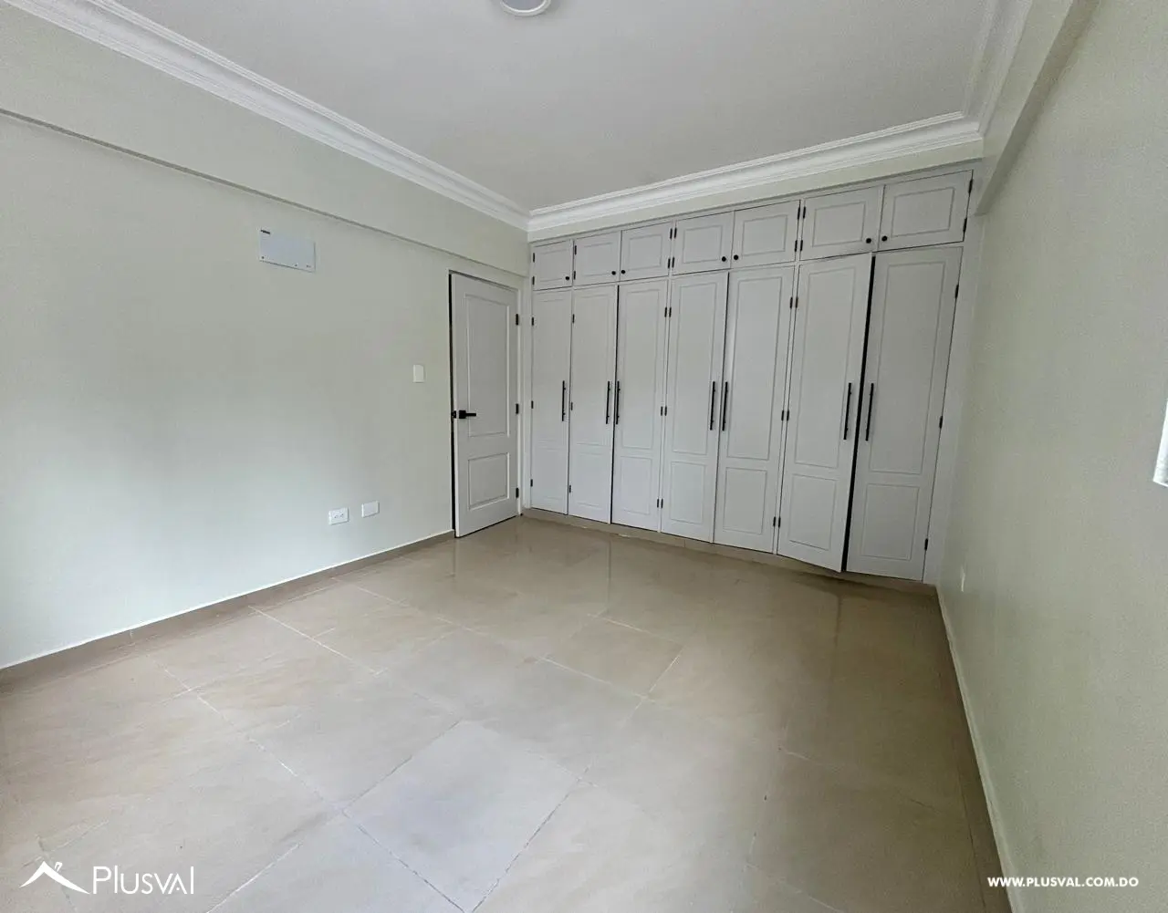 Amplio apartamento con terraza en venta en Evaristo Morales 517766