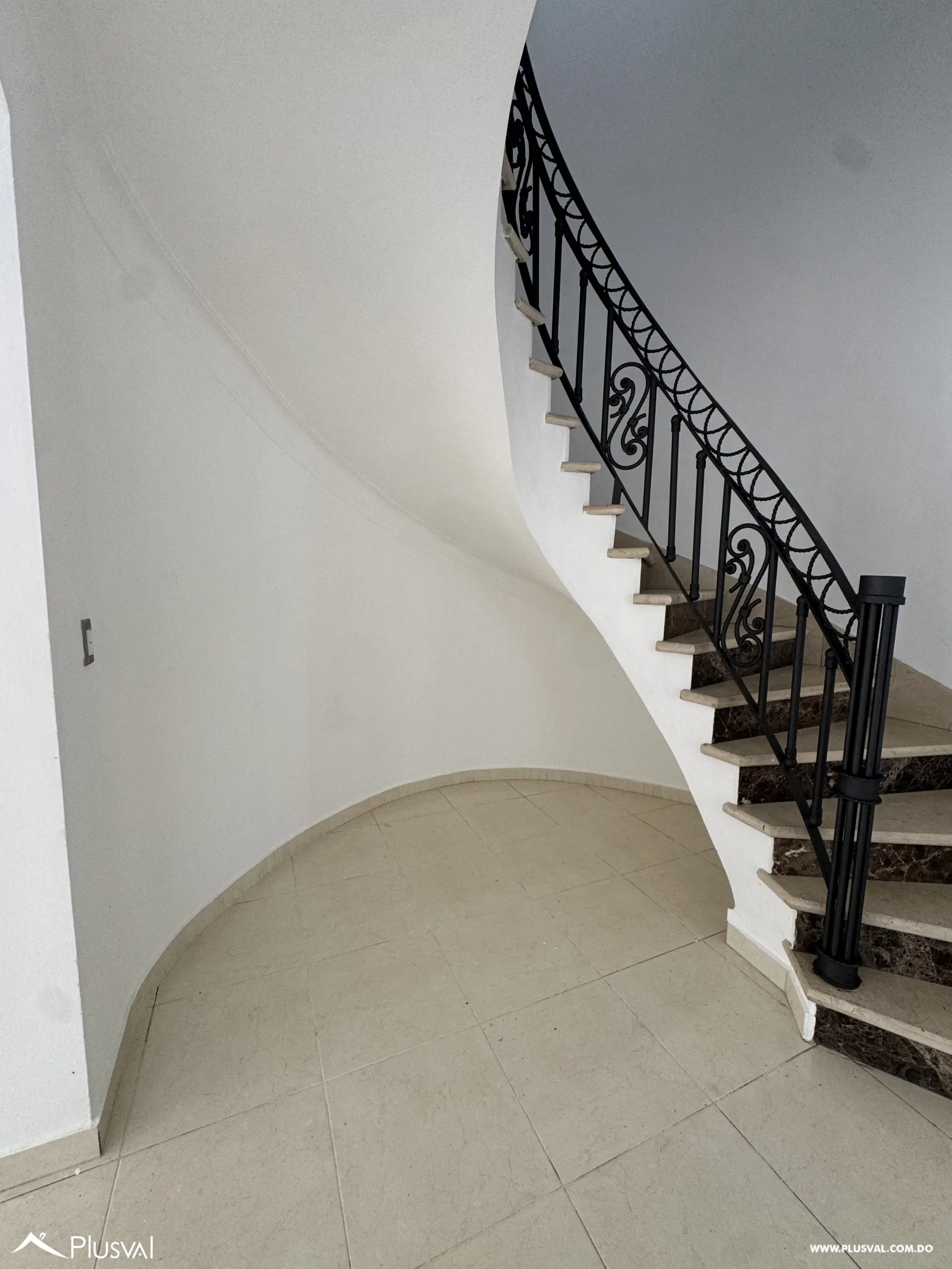 Casa de Dos Niveles en Alquiler en Exclusivo Complejo Habitacional Privado 528688