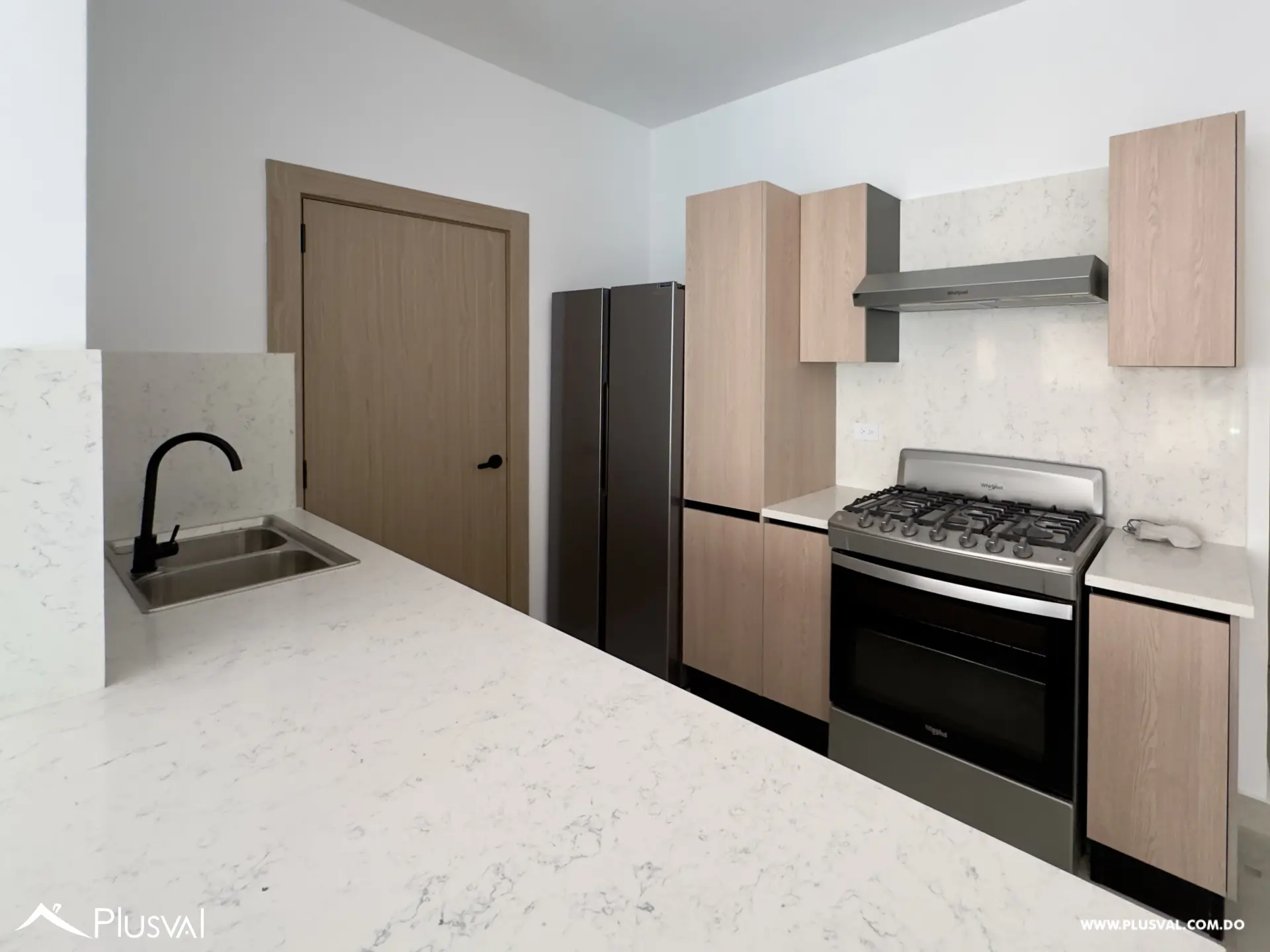 Alquilo apartamento de 1 habitacion con 2 parqueos en Evaristo Morales. 484194